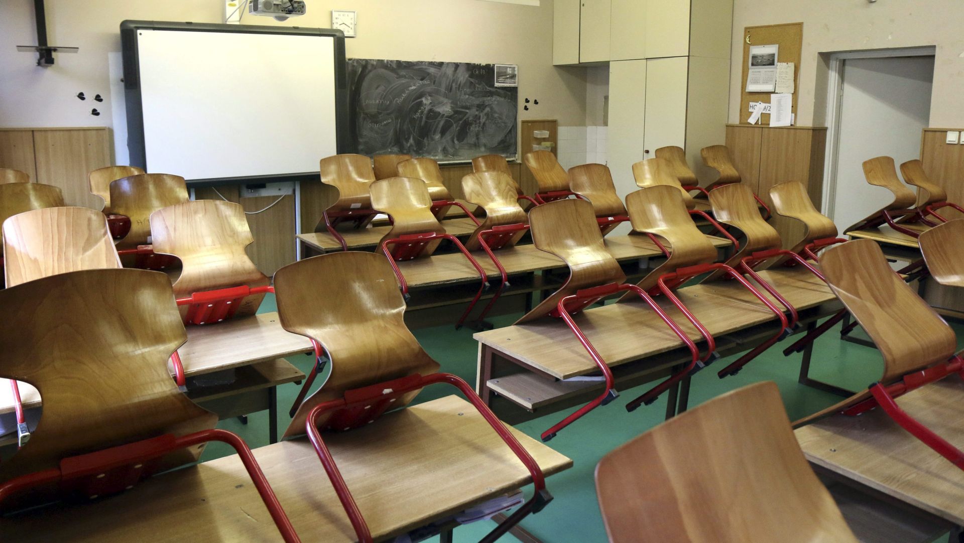 epa05268094 An empty classroom in Herman Otto Secondary School during a nationwide strike of Hungarian teachers in Miskolc, 174 kms northeast of Budapest, 20 April 2016. Trade unions of teachers called upon the one-day strike among others to force the government to restructure the education system and to reduce the teachers' compulsory classroom hours.  EPA/JANOS VAJDA HUNGARY OUT
