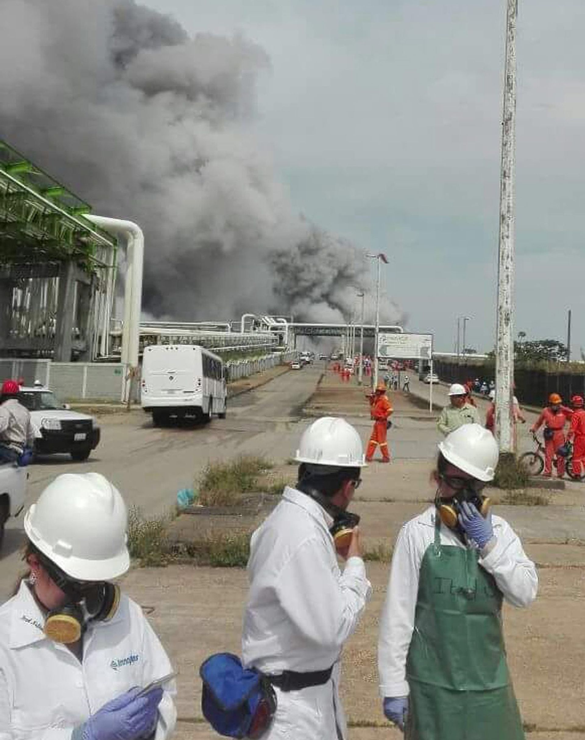 epa05269604 A group of workers evacuates the premises of a Pemex petrochemical complex following a strong explosion, in Coatzacoalcos, Mexico, 20 April 2016. At least 30 people were injured on 20 April in a strong explosion at the petrochemical complex of the state-owned Petroleos Mexicanos (Pemex) in the port of Coatzacoalcos, in the eastern state of Veracruz, officials said. The explosion occurred around 15.30 local time (20.30 GMT), in the plant Clorados 3 of the Mexican Petrochemical Vinyl (PMV) known as Pajarito, a joint venture between Mexican petrochemicals consortium Mexichem and state oil firm Pemex, media said. Authorities issued an alert to the general population of Coatzacoalcos to refrain from leaving their homes due to the presence in the air of chemicals that could cause skin burns.  EPA/STRINGER -- BEST QUALITY AVAILABLE