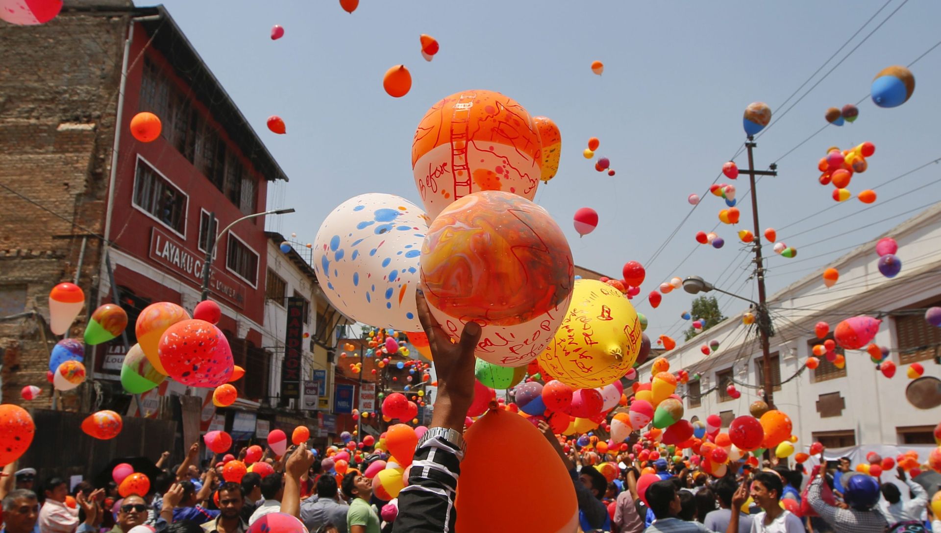 epa05273062 Nepalese people gather to release balloons at Kathmandu Durbar Square in memory of people who died in the earthquake a year ago, in Kathmandu, Nepal, 23 April 2016. Thousands of Nepalese gathered at Kathmandu Durbar Square, which was damaged during the earthquake, in remembrance of the victims of the quake that left nearly 9,000 people dead on 25 April 2015.  EPA/NARENDRA SHRESTHA