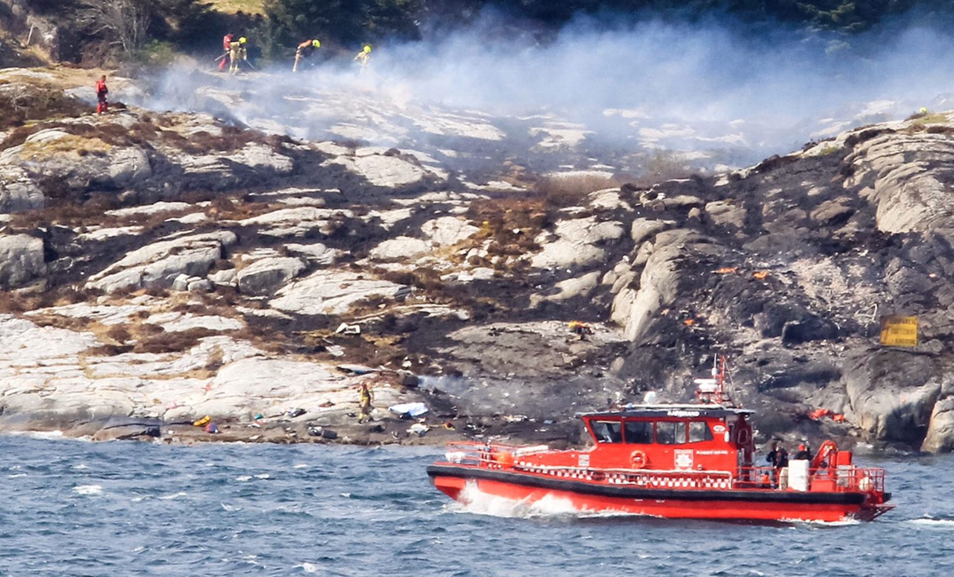 epa05282652 Rescue personnel at land and on the water search near the site of a helicopter crash, west of the Norwegian city of Bergen, 29 April 2016. There have been reportedly 13 people on board the aircraft when it crashed by yet undetermined reason near a small island. The helicopter reportedly was on its way from the Gullfaks oil fields to the city of Bergen.  EPA/RUNE NIELSEN NORWAY OUT