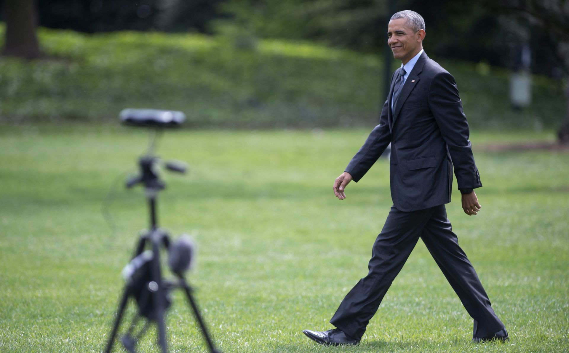 epa05267670 US President Barack Obama walks near a 360 degree camera to Marine One on the South Lawn of the White House in Washington, DC, USA, 19 April 2016. President Obama is traveling on an international trip to include stops in Saudi Arabia, Germany and Britain.  EPA/SHAWN THEW