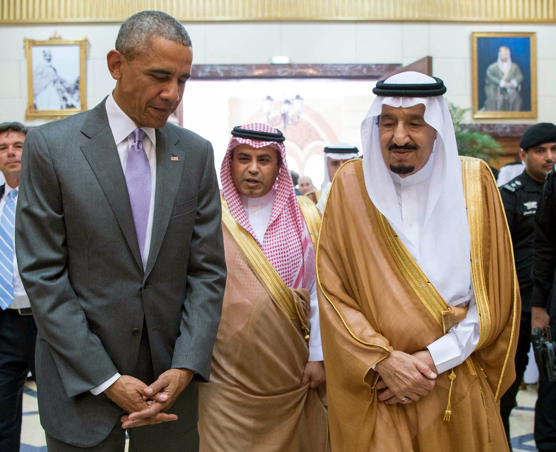 epa05268861 A handout photograph released by the official Saudi Press Agency (SPA) shows Saudi King Salman bin Abdulaziz Al Saud (R) meeting with US President Barack Obama (L) in Riyadh, Saudi Arabia, 20 April 2016. Obama arrived in Saudi Arabia to meet with King Salman bin Abdulaziz Al Saud and participate on 21 April in the Gulf Cooperation Council (GCC) summit.   HANDOUT EDITORIAL USE ONLY/NO SALES