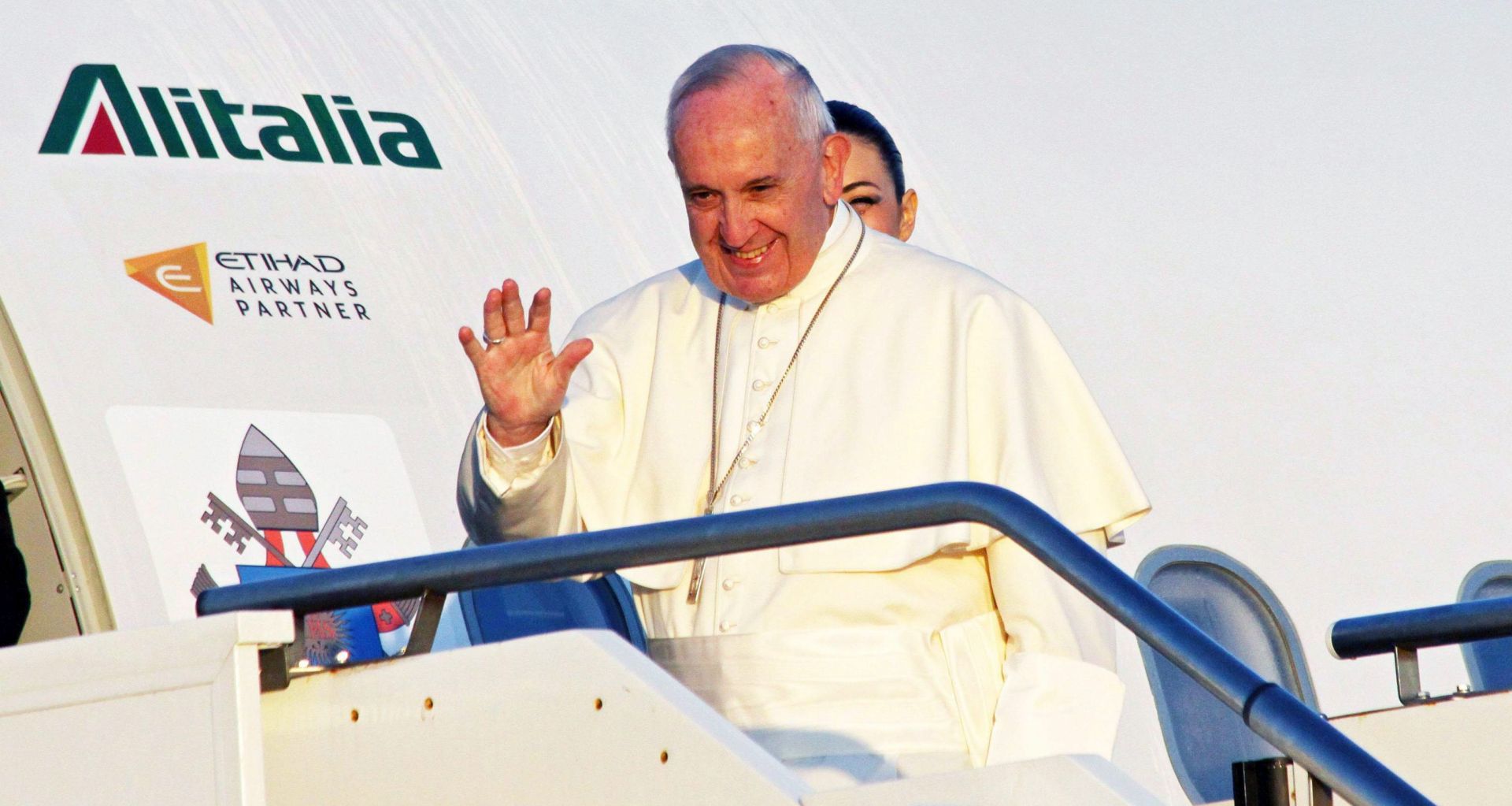 epa05261089 Pope Francis waves as he boards a plane at Leonardo Da Vinci Airport in Fiumicino, Italy, 16 April 2016. Pope Francis will visit Lesbos island, Greece, where he aims to show his support to migrants fleeing poverty and war to reach the eastern Aegean islands after a dangerous journey, according to media reports.  EPA/TELENEWS