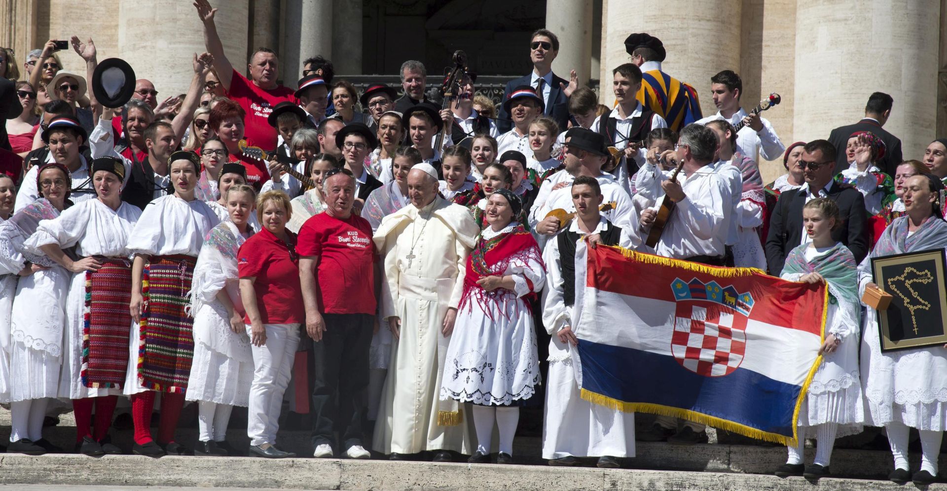 epa05268326 Pope Francis poses with Croatian faithful in St.Peter's Square during the Wednesday's General Audience, Vatican City, 20 April 2016.  EPA/MAURIZIO BRAMBATTI