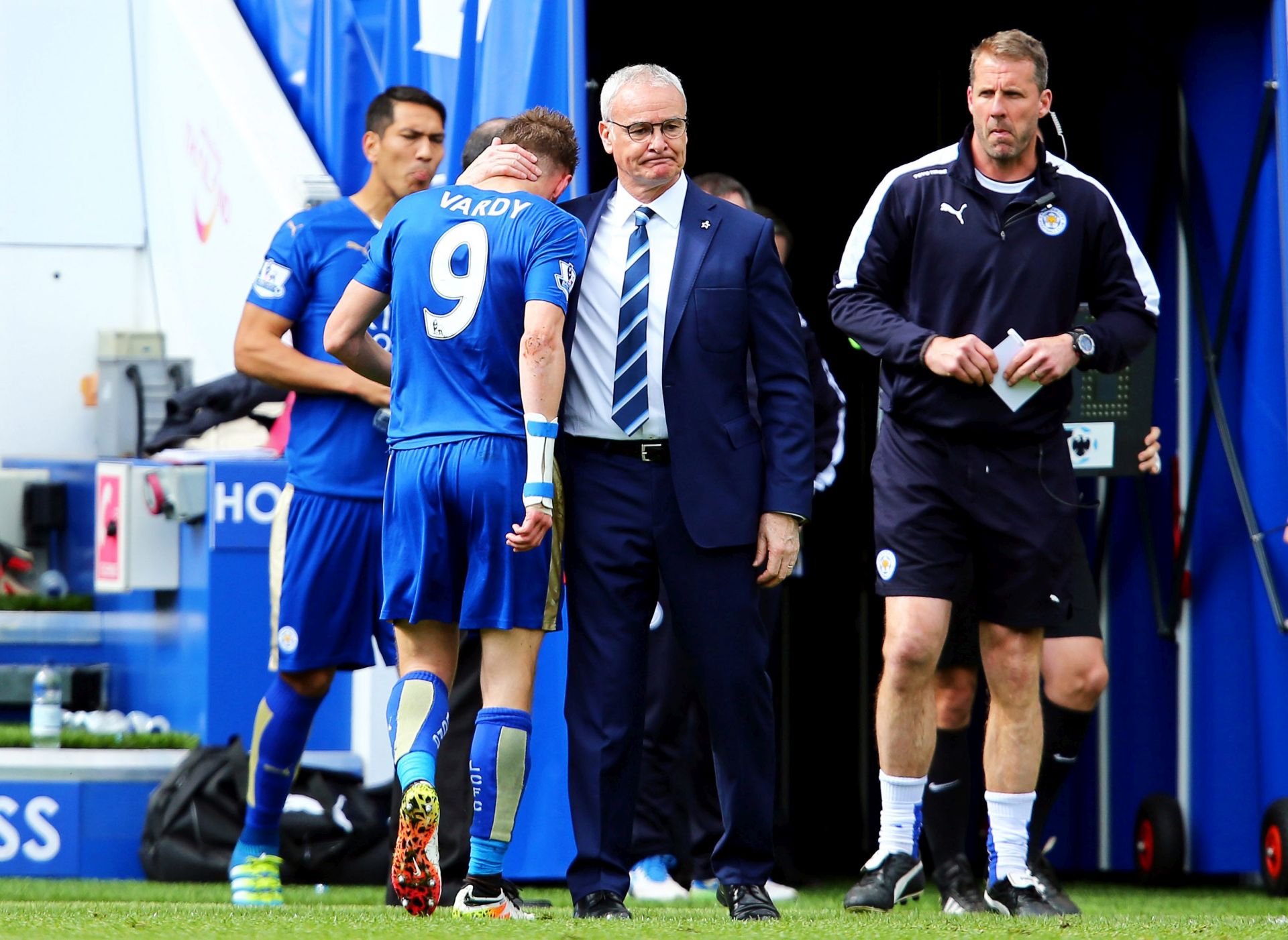 epa05263900 Leicester City's Jamie Vardy (2-L) is comforted by Leicester's manager Claudio Ranieri (C) after being sent off during the English Premier League soccer match between Leicester City and West Ham United at The King Power Stadium in Leicester, Britain, 17 April 2016.  EPA/TIM KEETON EDITORIAL USE ONLY. No use with unauthorized audio, video, data, fixture lists, club/league logos or 'live' services. Online in-match use limited to 75 images, no video emulation. No use in betting, games or single club/league/player publications.