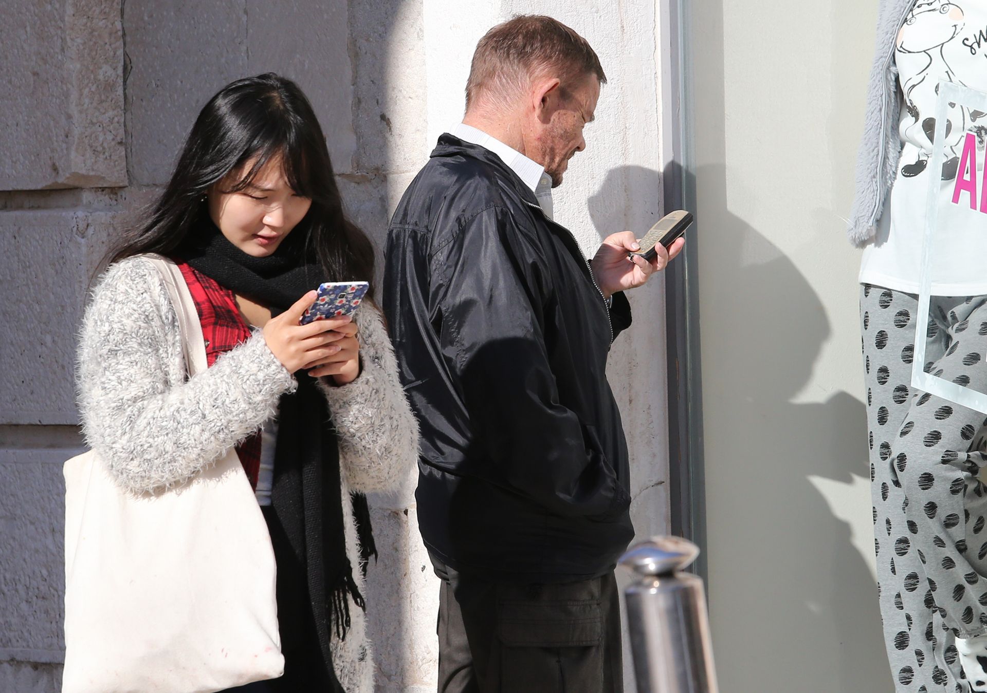 06.11.2015., Split - Dok vecina mladih koristi suvremene verzije mobitela oni malo stariji vjeruju onim jednostavnim i provjerenim. 
Photo: Ivo Cagalj/PIXSELL