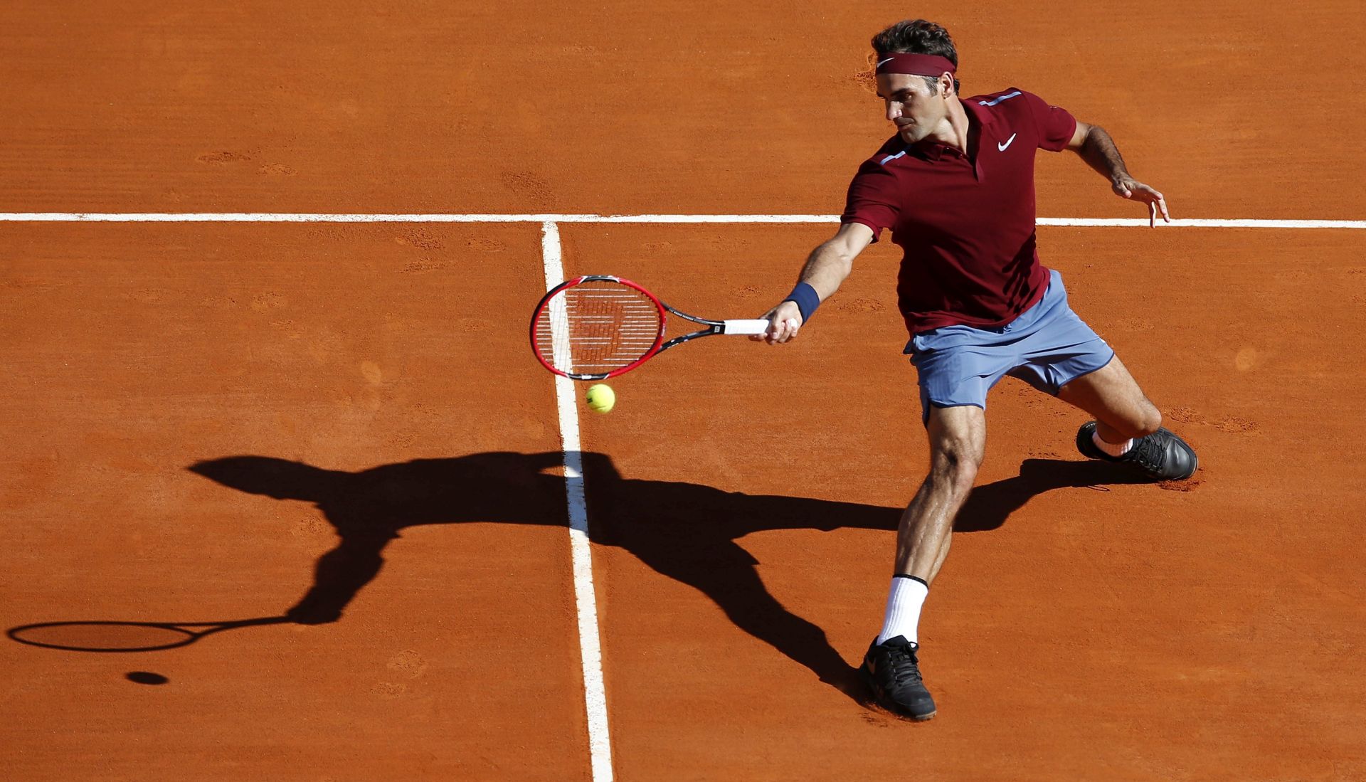 epa05255658 Roger Federer of Switzerland returns the ball to Guillermo Garcia Lopez of Spain during their second round match at the Monte-Carlo Rolex Masters tennis tournament in Roquebrune Cap Martin, France, 12 April 2016.  EPA/SEBASTIEN NOGIER