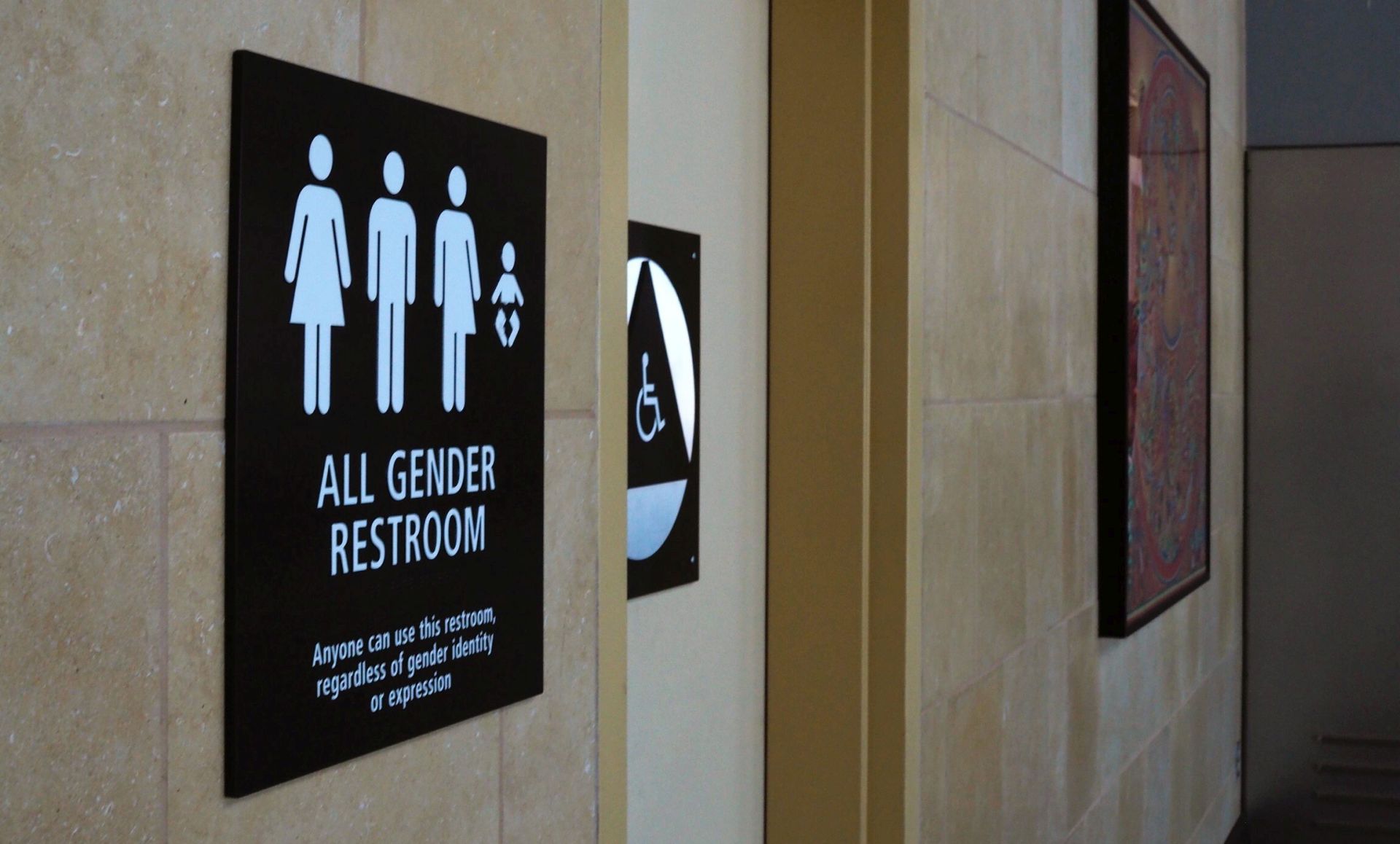 Američka vlada traži da transrodni učenici mogu birati u koji žele zahod