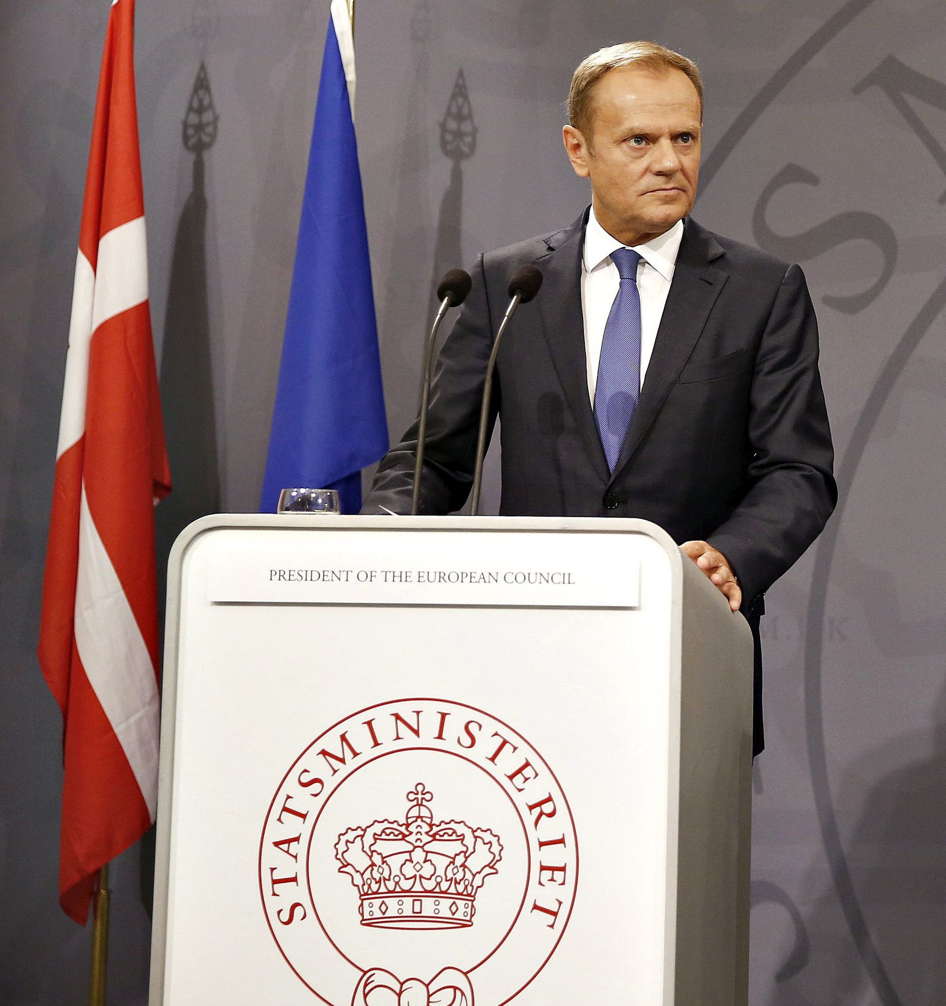 epa05311600 President of the European Council, Donald Tusk (L) adresses the media during a press meeting together with Danish Prime Minister Lars Lokke Rasmussen (R) at the Prime Ministers office in Copenhagen, Denmark, 17 May 2016. Mr Tusk and Mr Lokke Rasmussen will among other things discuss the handling of the challenges which Europe is facing right now.  EPA/NIKOLAI LINARES DENMARK OUT