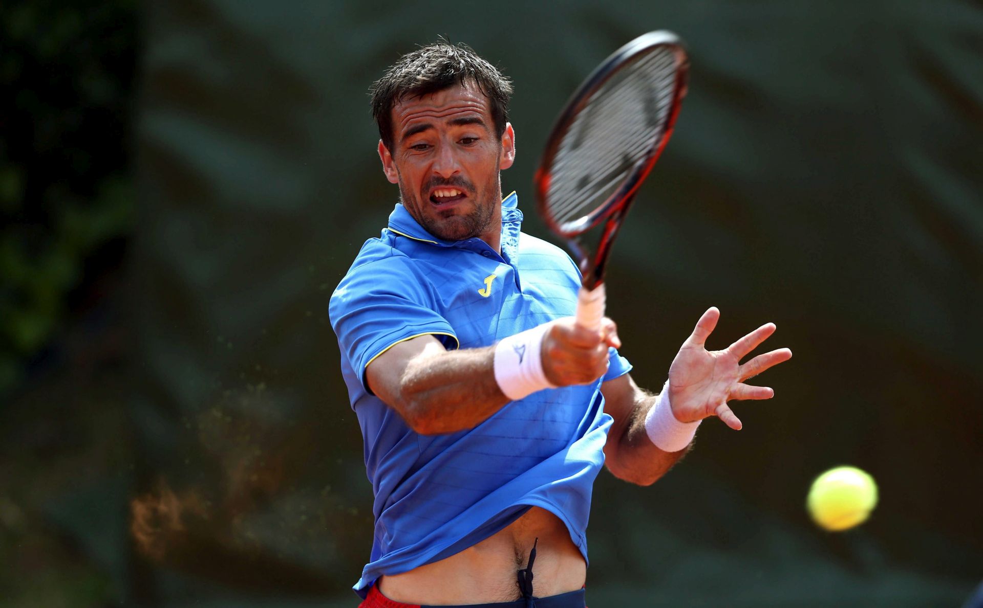 epa05267173 Croatian tennis player Ivan Dodig returns the ball to Argentinian Pedro Cachin during their first round match at Barcelona Open Banc Sabadell Conde de Godo tournament in Barcelona, northeastern Spain, 19 April 2016. The tournament runs in Barcelona from 18 until 24 April 2016.  EPA/Toni Albir