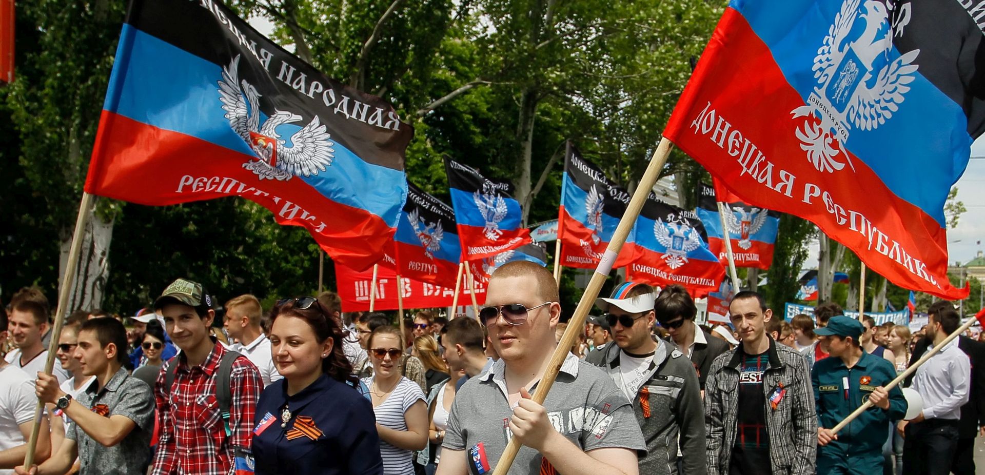 epa05299633 Citizens carry flags during a march marking the second anniversary of the independence referendum in downtown Donetsk, Ukraine, 11 May 2016. A disputed secession referendum was held on 11 May 2014 in eastern Ukraine, which led to the creation of the self-proclaimed Donetsk People's Republic (DNR or DPR).  EPA/ALEXANDER ERMOCHENKO
