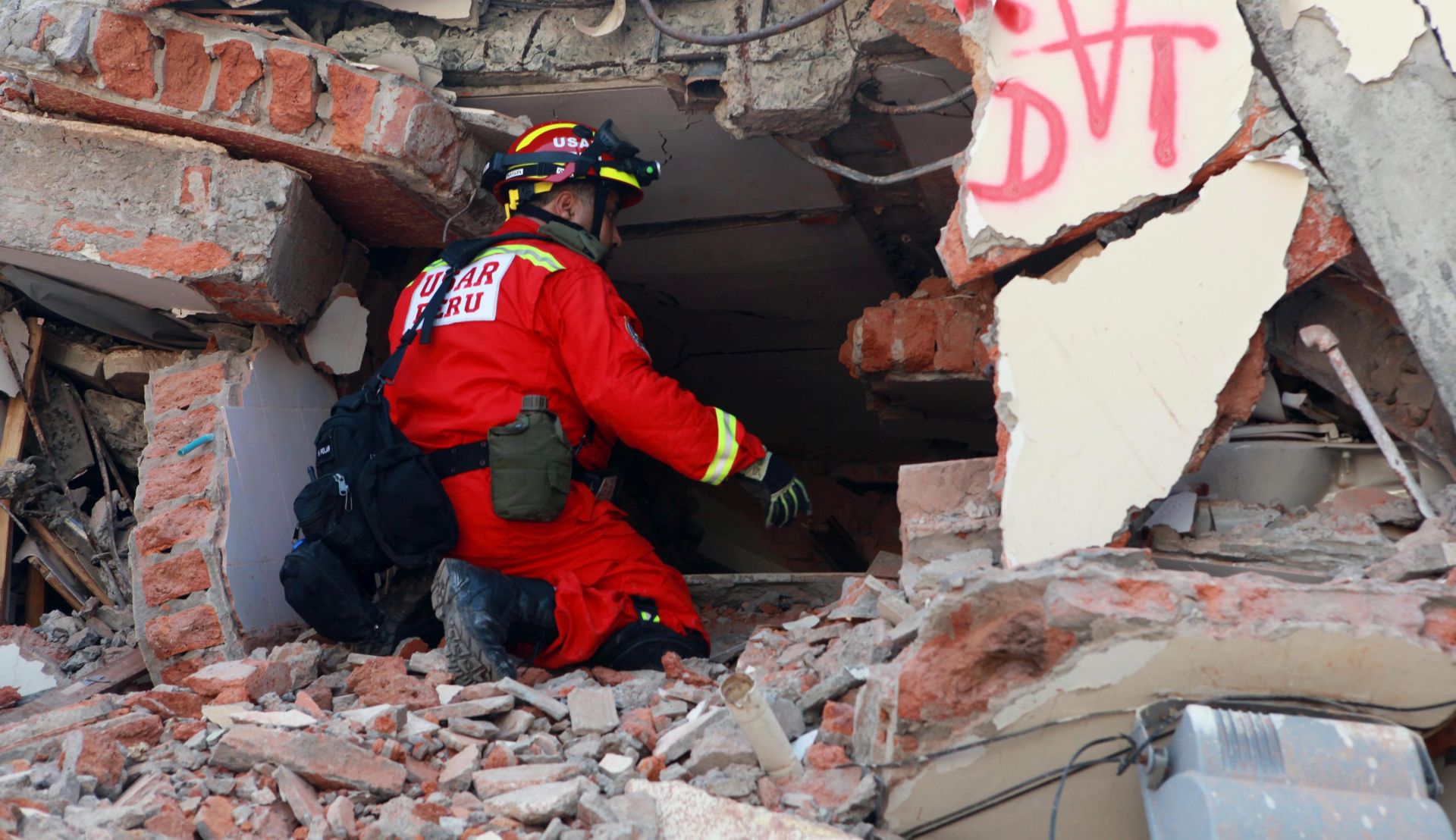 epa05266038 Rescue workers look for survivors in a hotel in Tarqui, Manta, Ecuador, on 18 April 2016. A 7.8 magnitude earthquake on the richter scale affected the northwest region of Ecuador, on 16 April 2016, leaving 350 people dead and more than 2068 injured according to Government data.  EPA/CHRISTIAN ESCOBAR MORA