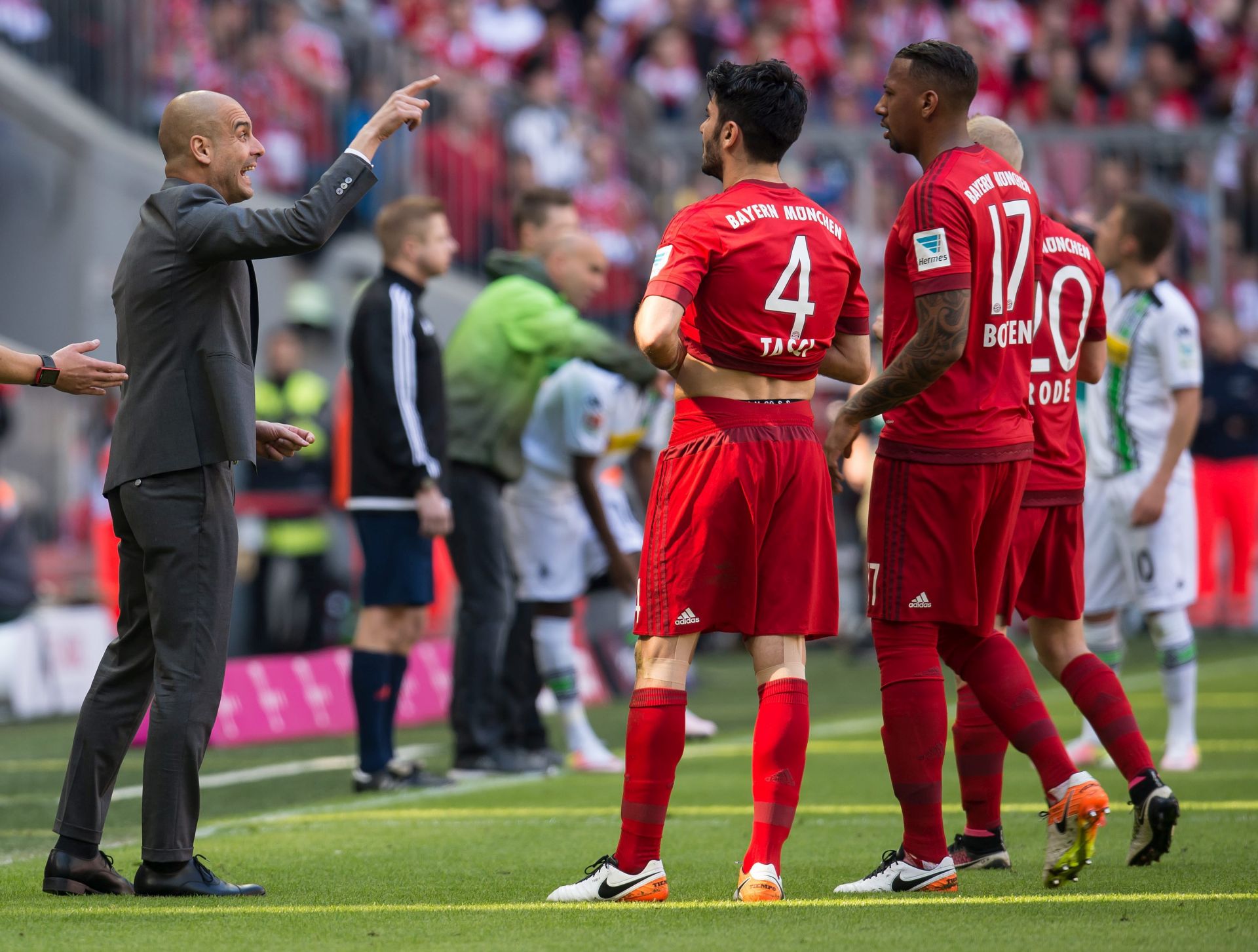 epa05284161 Munich's coach Pep Guardiola talking to Serdar Tasci (l-r), Jerome Boateng and Sebastian Rode during the German Bundesliga soccer match between Bayern Munich and Borussia Moenchengladbach at Allian Arena in Munich, Germany, 30 April 2016. 
(EMBARGO CONDITIONS - ATTENTION: Due to the accreditation guidlines, the DFL only permits the publication and utilisation of up to 15 pictures per match on the internet and in online media during the match.)  EPA/SVEN HOPPE