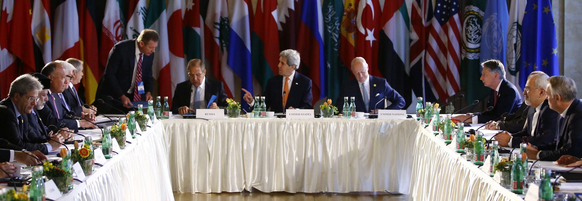 epa05311339 Russian Foreign Minister Sergei Lavrov (L), US Secretary of State John Kerry (C) and United Nations special envoy on Syria Staffan de Mistura (R) attend the ministerial meeting on Syria in Vienna, Austria, 17 May 2016. Chief diplomats from about 20 countries are holding crisis talks on Syria in ths Austrian capital to discuss a ceasefire process and political settlement.  EPA/LEONHARD FOEGER / POOL