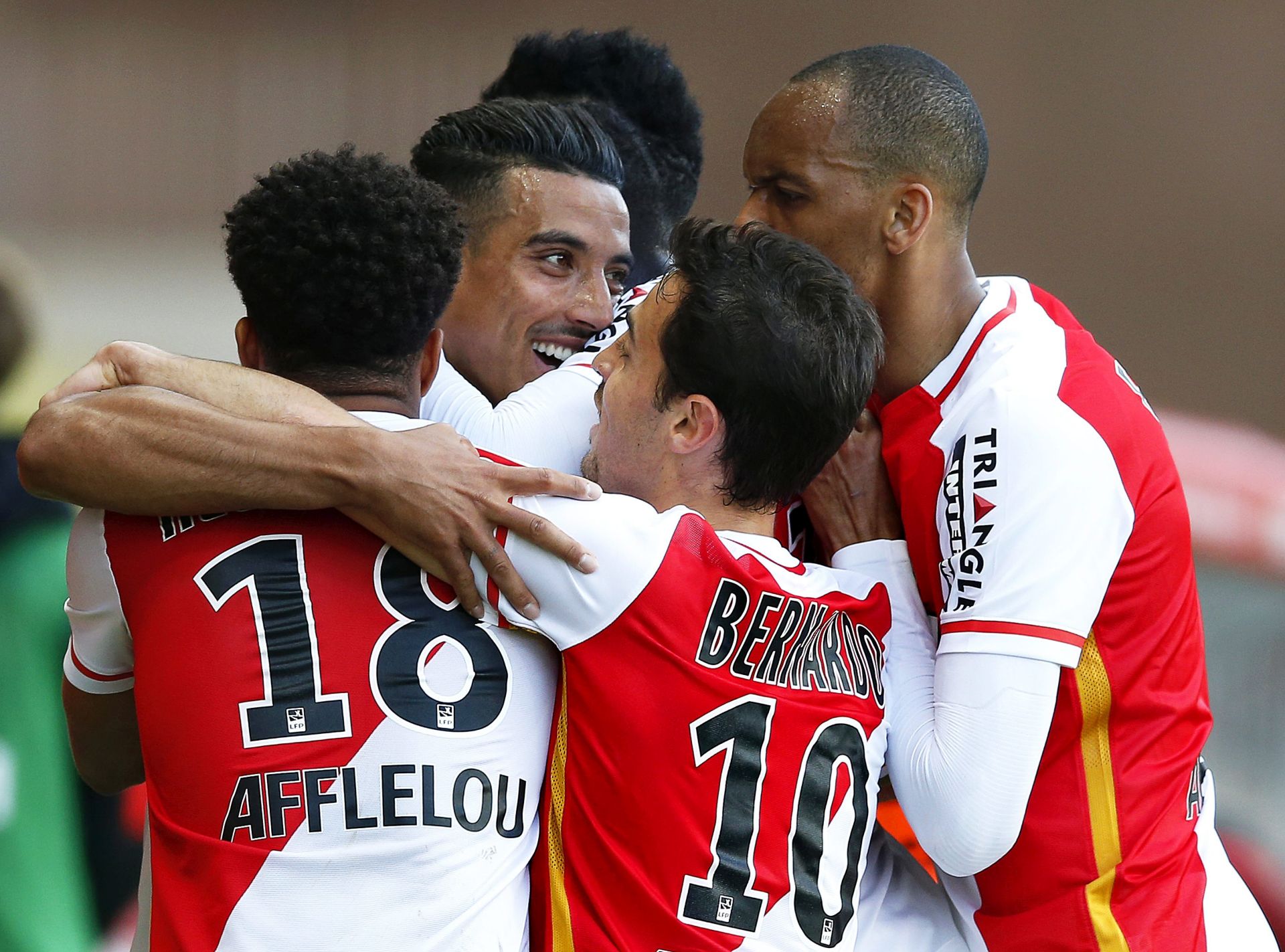 epa05284653 Monaco's Nabil Dirar (2-L) celebrates with his teammates after scoring the 2-0 lead during the French Ligue 1 soccer match between AS Monaco and EA Guingamp at Stade Louis II in Monaco, 30 April 2016.  EPA/SEBASTIEN NOGIER