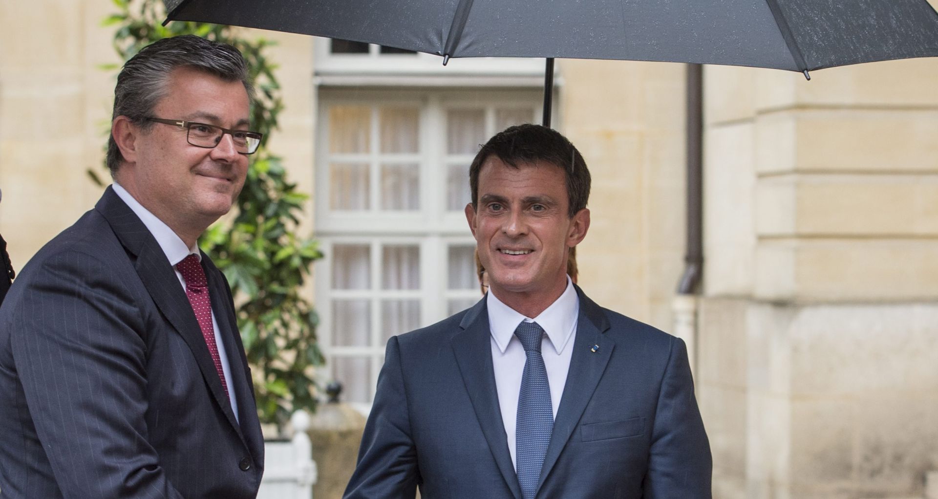 epa05337601 French Prime Minister Manuel Valls (R) and Croatian Prime Minister Tihomir Oreskovic (L) pose for the photographs to prior their meeting at the Matignon Palace in Paris, France, 30 May 2016.  EPA/JEREMY LEMPIN