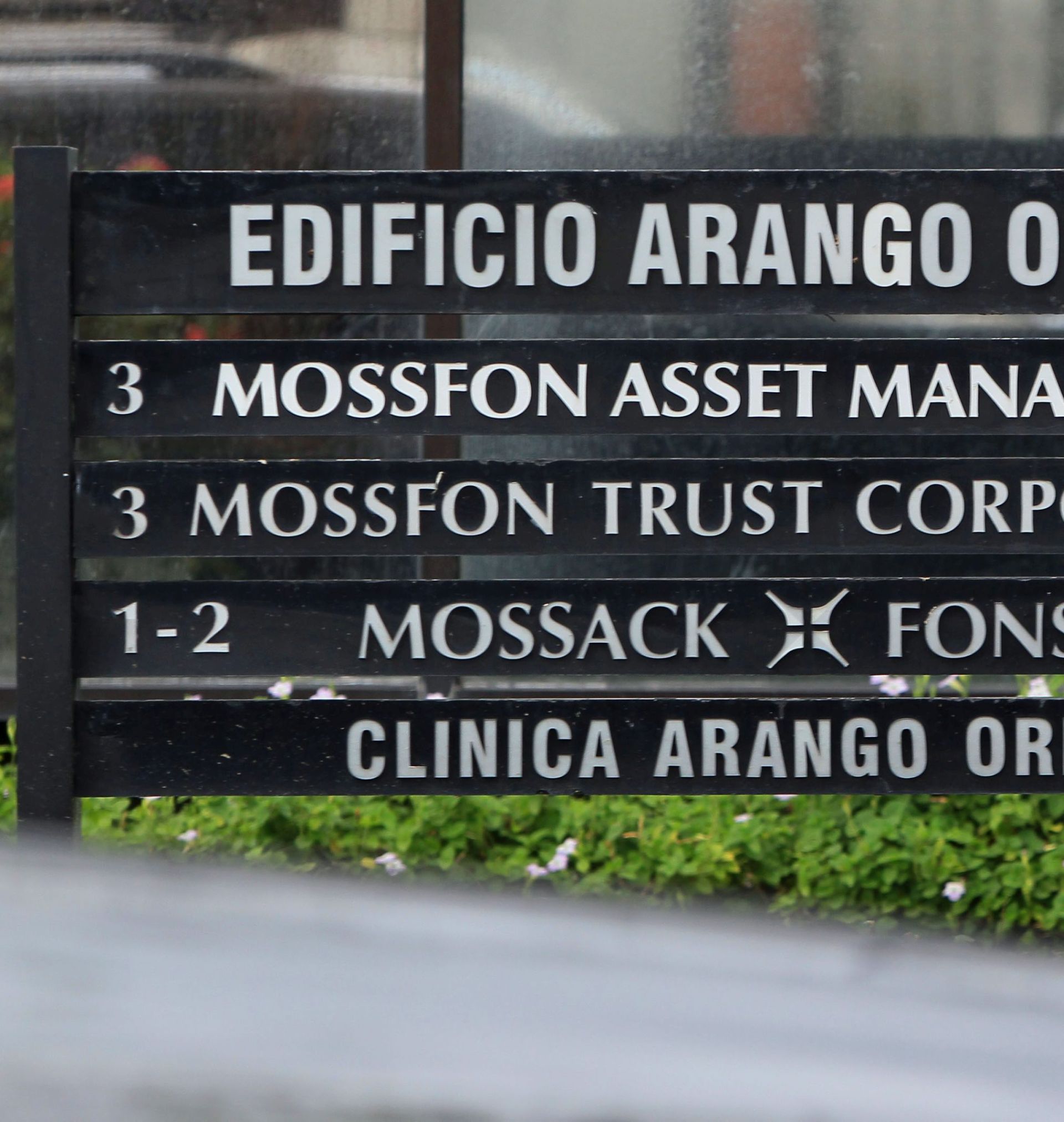 epa05256208 A private security guard outside the headquarters of Mossack Fonseca firm, in Panama City, Panama, 12 April 2016. Panama's Prosecutor office raided the headquarters of Mossack Fonseca as part of a regular investigation opened after the Panama Papers leak.  EPA/Alejandro Bolivar