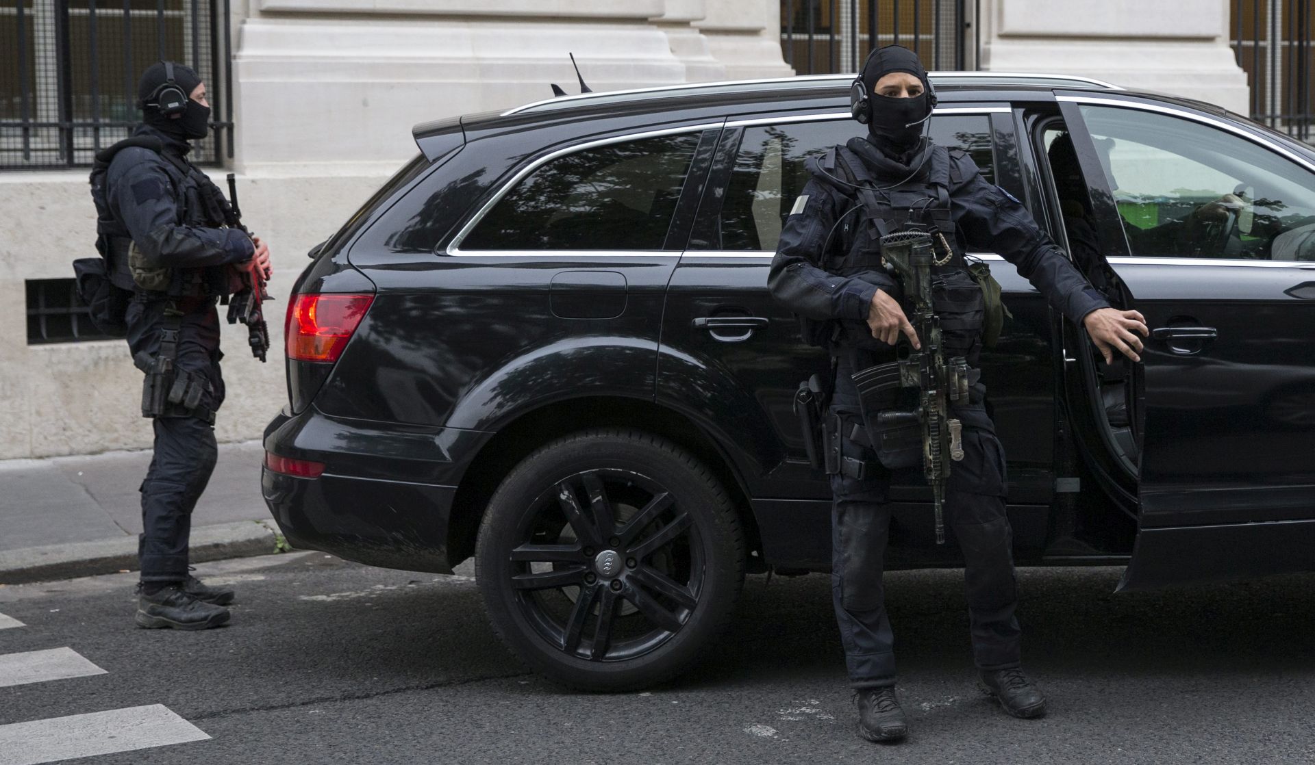 epa05318378 A French military task force GIGN secures the convoy transporting Paris attacks suspect Salah Abdeslam (unseen) arrives at the Palais de Justice at the 36, Quai des Orfevres where he is to appear before the French prosecutors in charge of the affair, in Paris, France, 20 May 2016. Salah Abdeslam was handed over by Belgium to French authorities to face prosecution in relation to the Paris terror attacks on 13 November 2015.  EPA/ETIENNE LAURENT