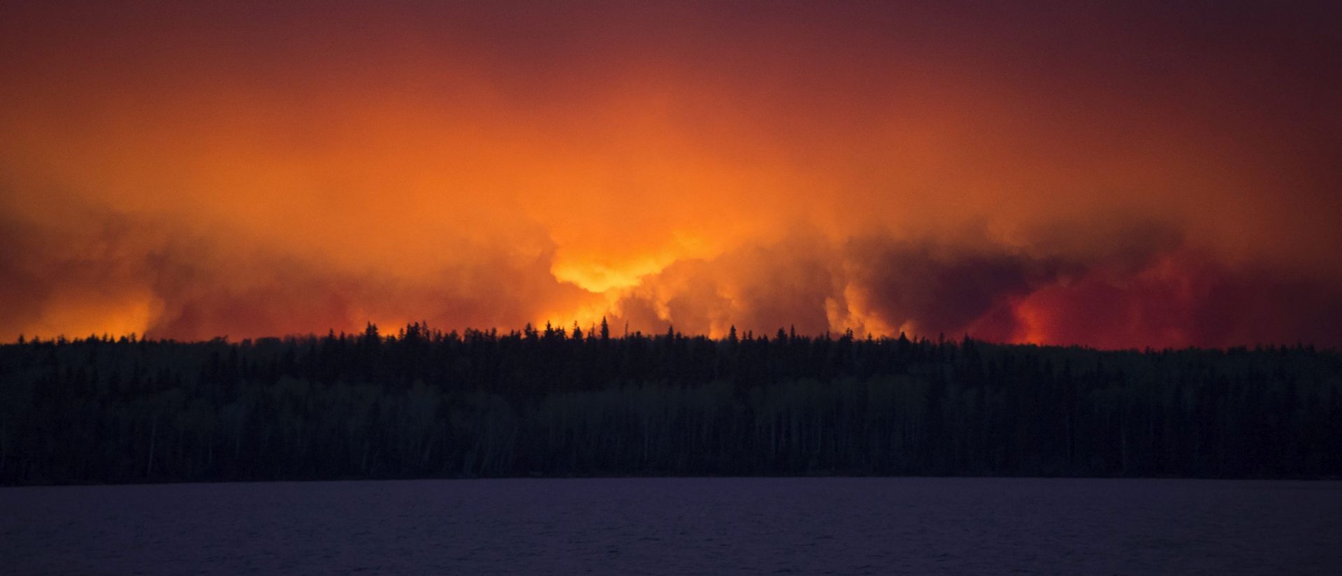 epa05291241 A handout photo provided by the Government of Alberta on 05 May 2016 shows a massive wildfire raging near Anzac, a hamlet 48 km southwest of Fort McMurray, Alberta, Canada, 04 May 2016. Weather conditions were making it more difficult to extinguish a forest fire that has forced the evacuation of some 80,000 people from the northwestern Canadian city of Fort McMurray. Alberta provincial authorities estimated that at least some 1,600 buildings in the city have been consumed by the flames, which have not caused any deaths or injuries so far.  EPA/CHRIS SCHWARZ / GOVERNMENT OF ALBERTA / HANDOUT  HANDOUT EDITORIAL USE ONLY/NO SALES