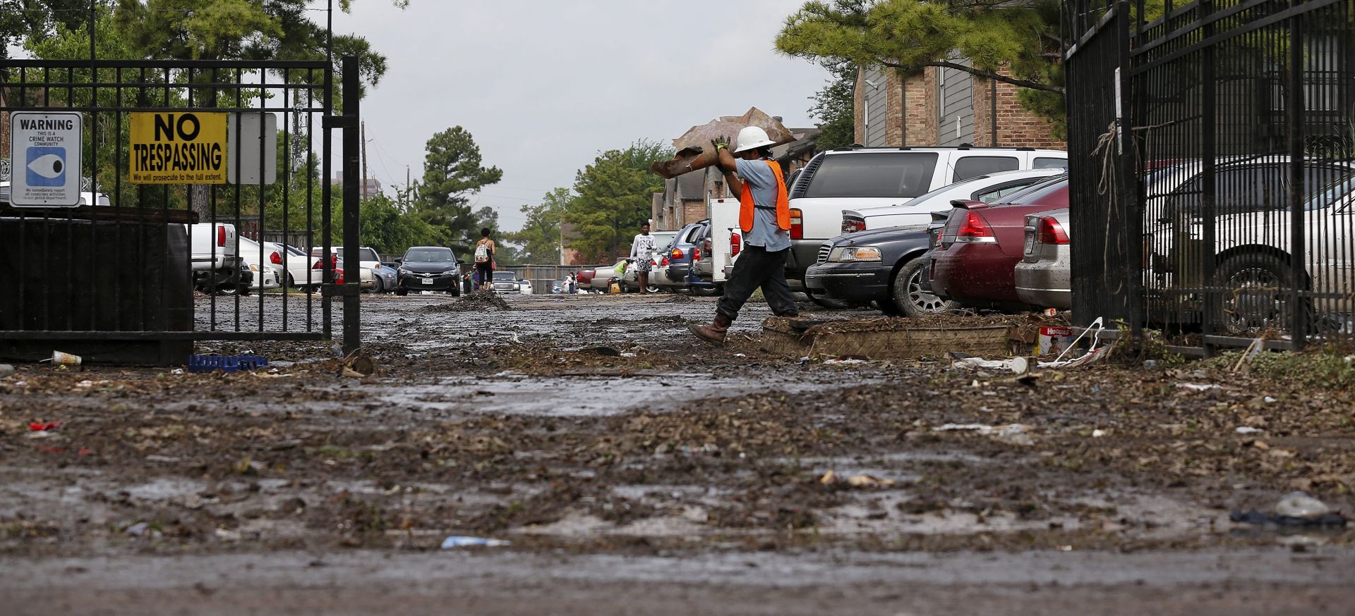 epa05267467 A worker removes flood debris following days of heavy rains and flash flooding in Houston, Texas, USA, 19 April 2016. Recent storms dumped more than a foot (30 cm) of rain in the area causing flooding to dozens of neighborhoods across the Houston metropolitan area.  EPA/AARON M. SPRECHER
