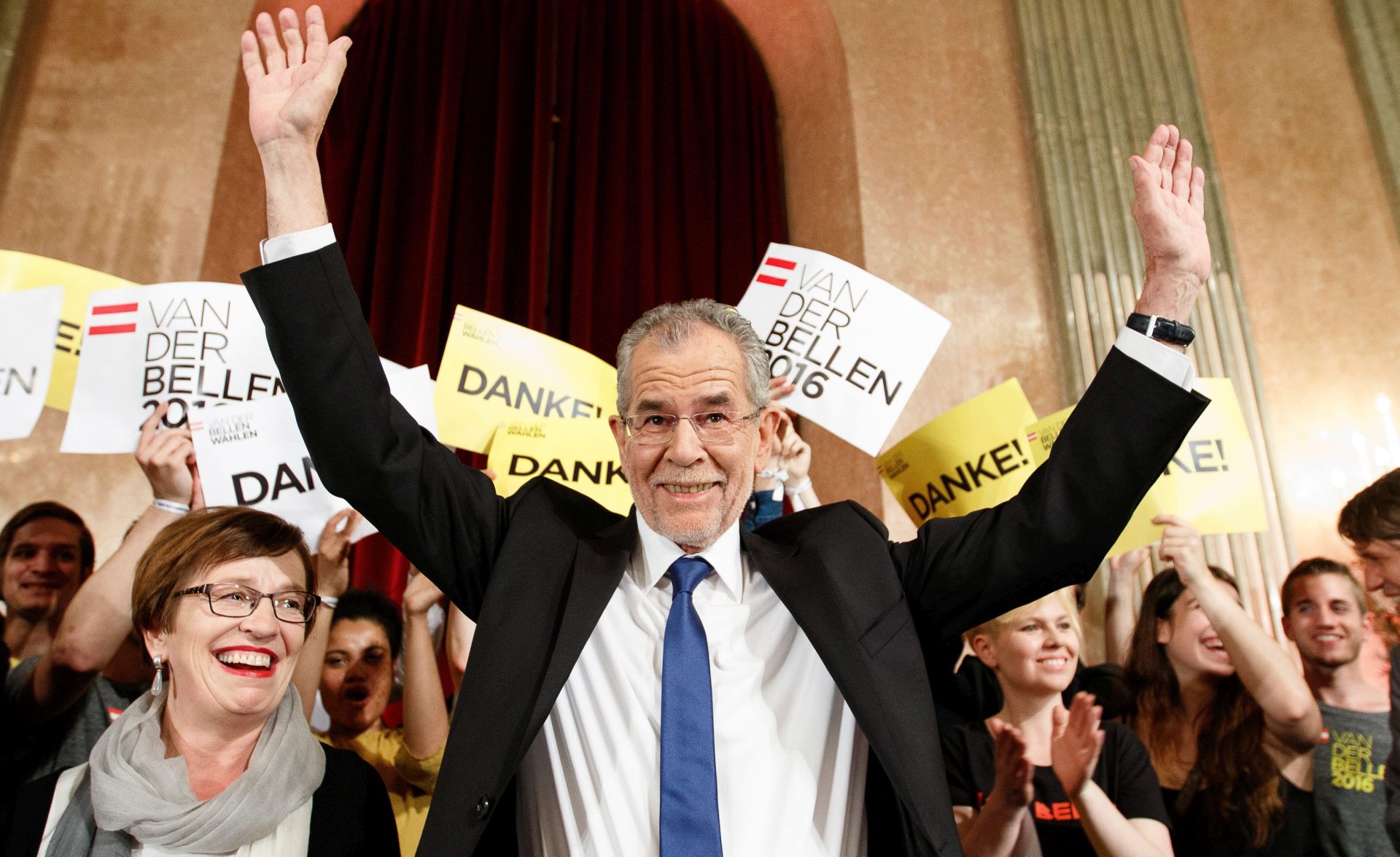 epa05324058 Presidential candidate Alexander Van der Bellen (C), supported by the Green Party, waves to supporters as he celebrates at the Palais Auersperg after the Austrian presidential elections run off in Vienna, Austria, 22 May 2016.  EPA/FLORIAN WIESER