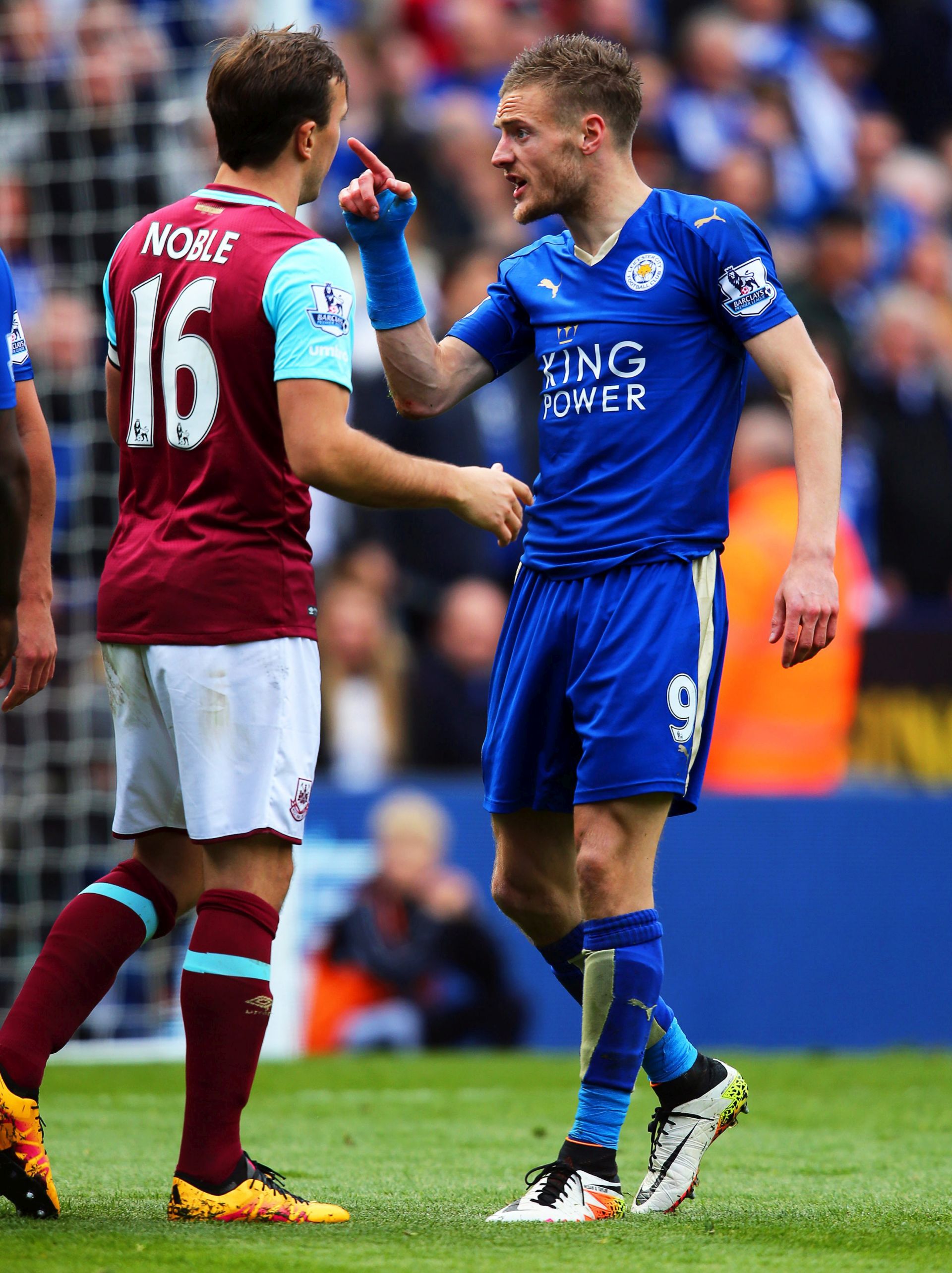 epa05263874 Leicester City's Jamie Vardy (R) reacts after being sent off during the English Premier League soccer match between Leicester City and West Ham United at The King Power Stadium in Leicester, Britain, 17 April 2016.  EPA/TIM KEETON EDITORIAL USE ONLY. No use with unauthorized audio, video, data, fixture lists, club/league logos or 'live' services. Online in-match use limited to 75 images, no video emulation. No use in betting, games or single club/league/player publications.
