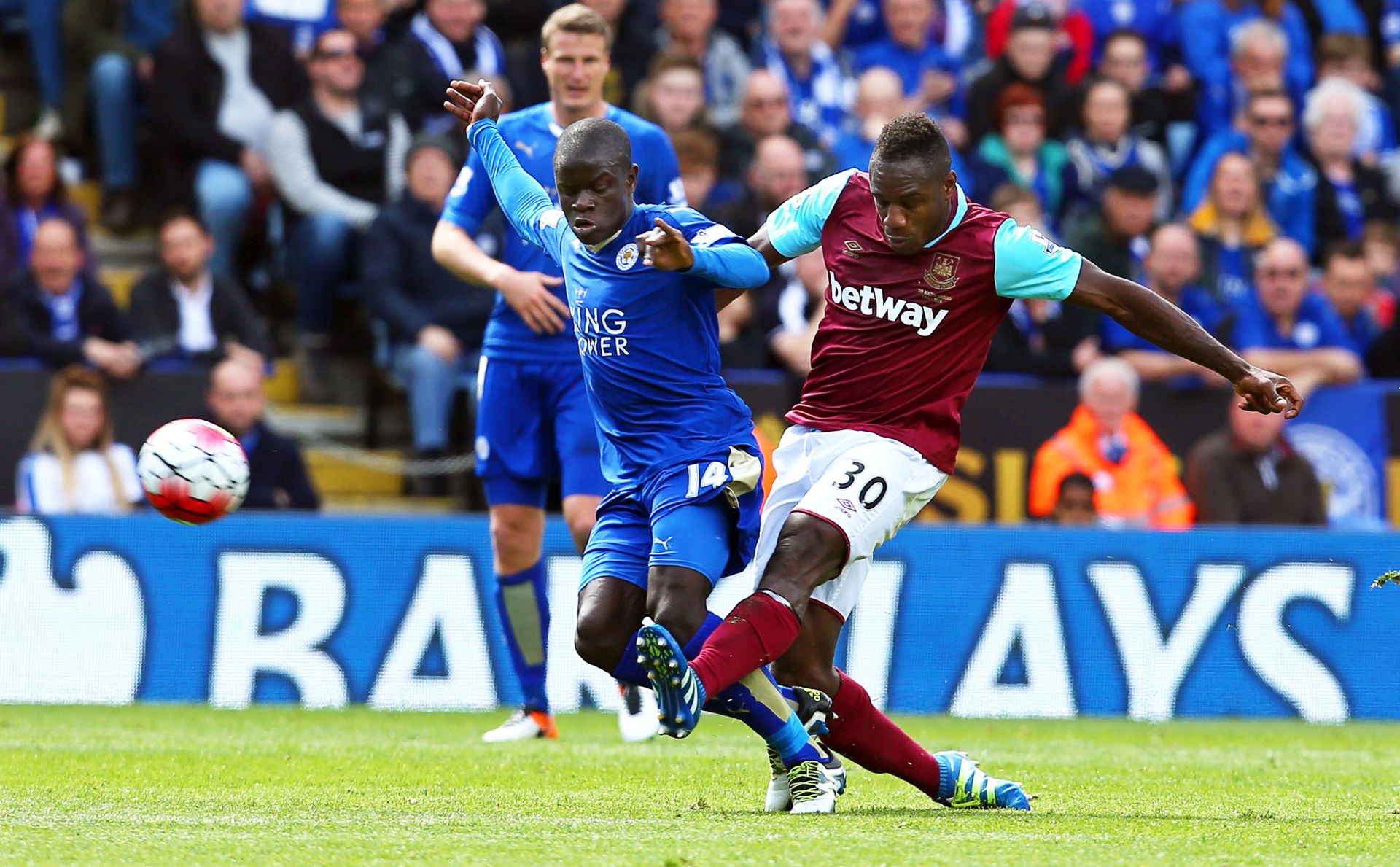 epa05263729 Leicester City's Ngolo Kante (L) in action against West Ham United's Michail Antonio (R) during the English Premier League soccer match between Leicester City and West Ham United at The King Power Stadium in Leicester, Britain, 17 April 2016.  EPA/TIM KEETON EDITORIAL USE ONLY. No use with unauthorized audio, video, data, fixture lists, club/league logos or 'live' services. Online in-match use limited to 75 images, no video emulation. No use in betting, games or single club/league/player publications.