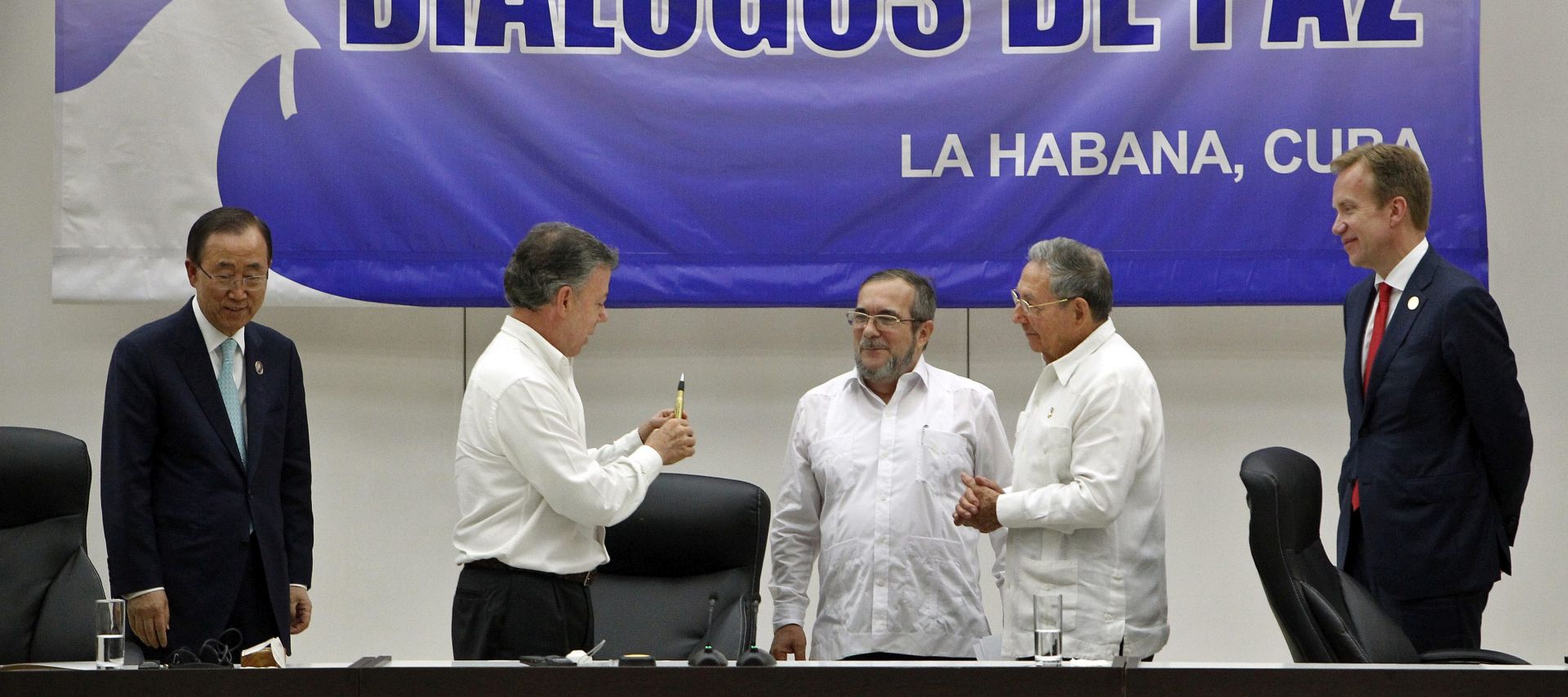 epa05386386 Leader of guerrilla of FARC Londono Echeverri 'Timochenko' (C) talks to Cuban President Raul Castro (2R) and Colombian President Juan Manuel Santos (2L) next to Norwegian Foreign Miniser Borge Brende (R) and UN General Secretary Ban Ki-moon (L) after the signing of the bilateral ceasefire agreement between FARC and Colombian government, in Havana, Cuba, 23 June 2016. Six presidents of the region and the UN Secretary General attended the ceremony to make official the bilateral ceasefire after 50 years of conflict.  EPA/ERNESTO MASTRASCUSA