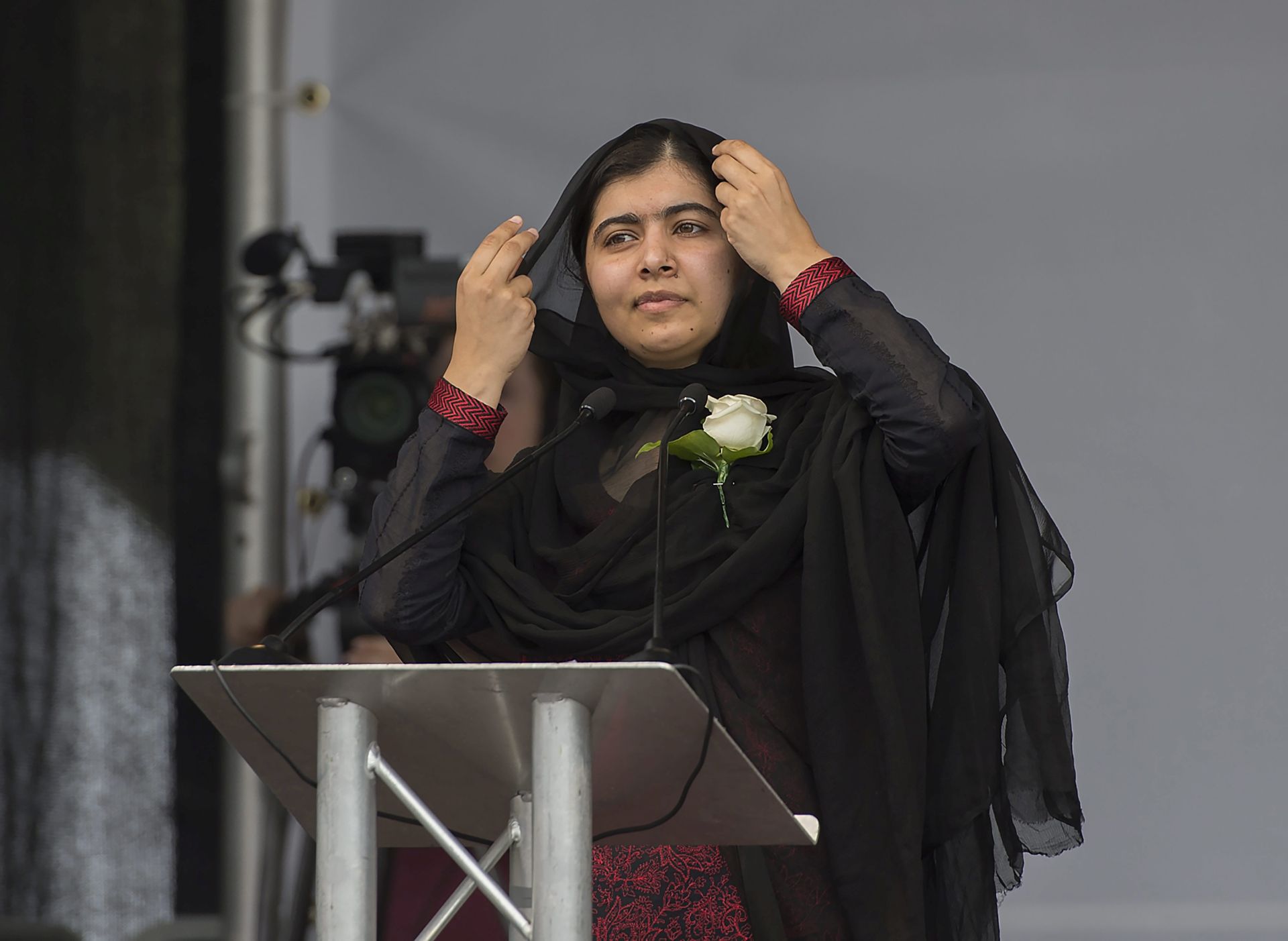 epa05384006 Pakistani activist for female education and Nobel Peace Prize laureate Malala Yousafzai speaks at a memorial for British Labour party MP Jo Cox in Trafalgar Square, London, Britain, 22 June 2016. Cox was murdered in Birstall, West Yorkshire, 16 June 2016, whilst meeting members of the public in her constituency.  EPA/HANNAH MCKAY