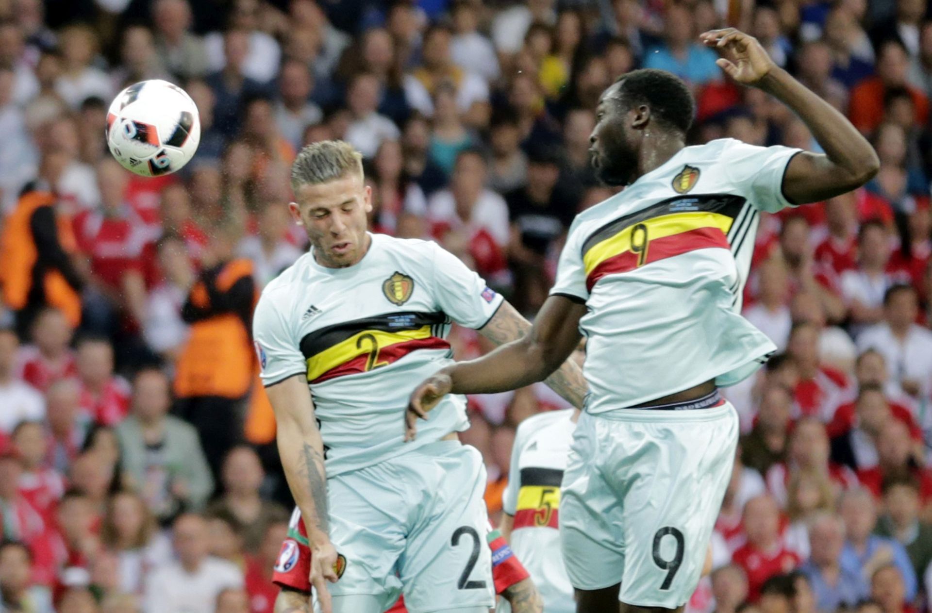 epa05393031 Toby Alderweireld of Belgium (L) scores the 1-0 goal during the UEFA EURO 2016 round of 16 match between Hungary and Belgium at Stade Municipal in Toulouse, France, 26 June 2016.


(RESTRICTIONS APPLY: For editorial news reporting purposes only. Not used for commercial or marketing purposes without prior written approval of UEFA. Images must appear as still images and must not emulate match action video footage. Photographs published in online publications (whether via the Internet or otherwise) shall have an interval of at least 20 seconds between the posting.)  EPA/ARMANDO BABANI   EDITORIAL USE ONLY