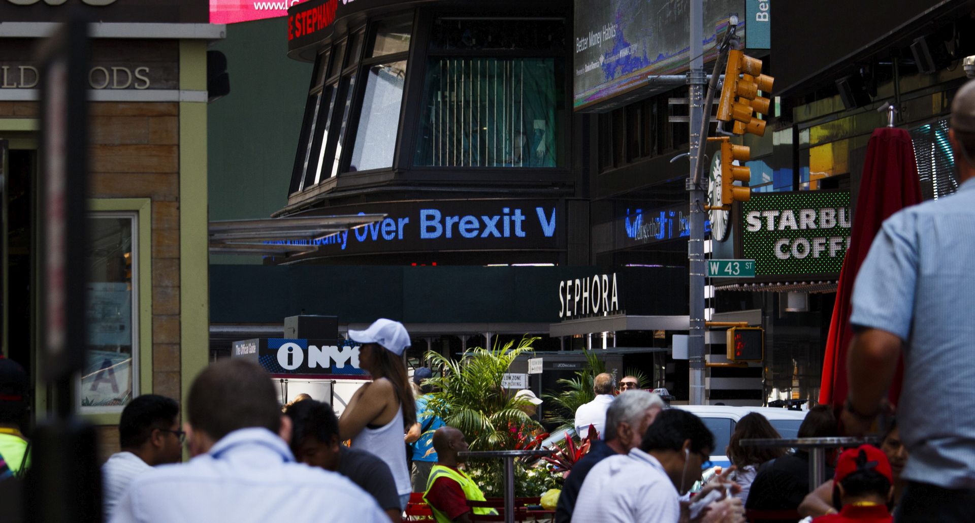 epa05388201 A news ticker in Times Square shows a headline about the 'Brexit' referendum passed in the United Kingdom to leave the European Union in New York, New York, USA, 24 June 2016. Markets were in turmoil over the outcome of 23 June's referendum in Britain on a so-called Brexit with approx 52 percent of the votes in favour to leave the EU.  EPA/JUSTIN LANE