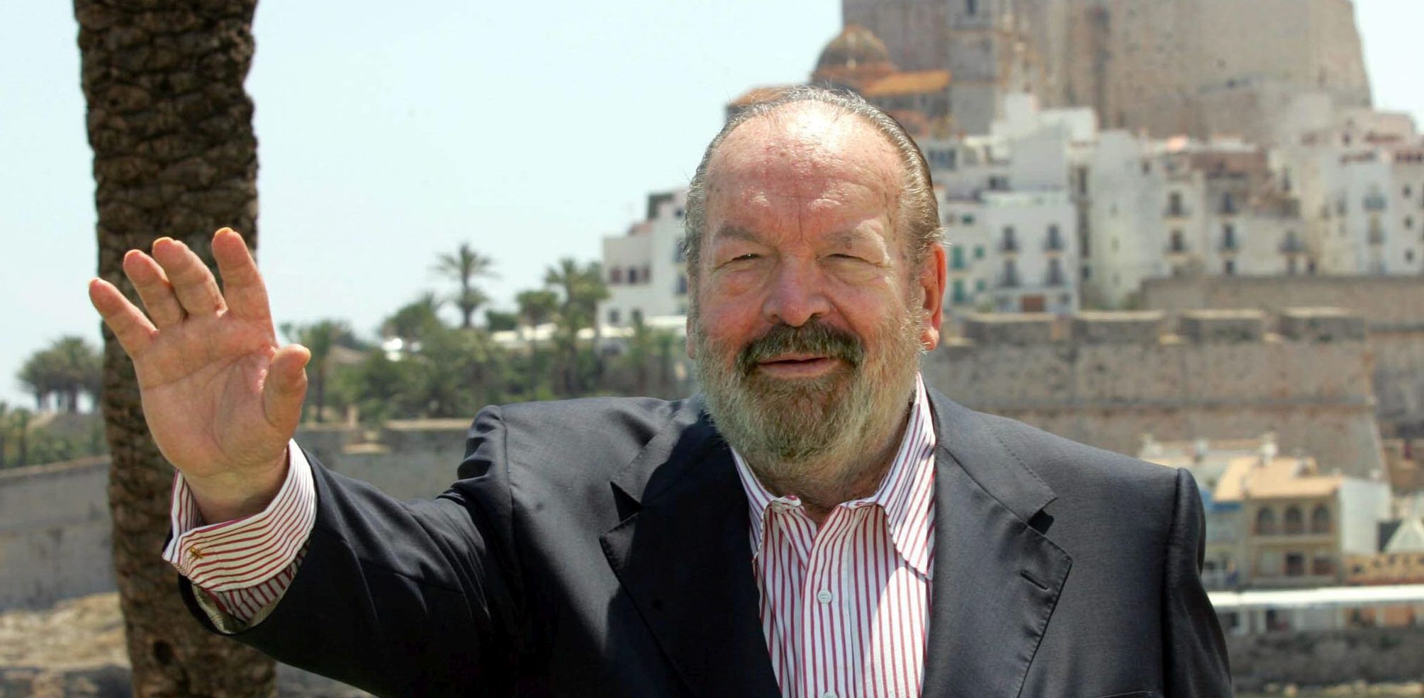 epa05395421 (FILE) A file picture dated 01 June 2004 shows Italian actor Bud Spencer posing in front of the Peniscola Castle, in Peniscola, Spain. According to media reports, Spencer has died on 27 June 2016. He was 86.  EPA/Domenech Castello