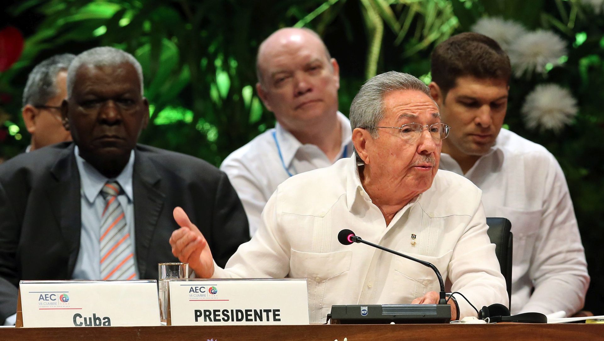 epa05346032 Cuban President Raul Castro (C) speaks during the opening of the segment of heads of state of the VII Summit of Association of Caribbean States (ACS) in Havana, Cuba, 04 June 2016. The presidents of the Caribbean nations on 04 June at the 7th ACS Summit to to strengthen the unity and consensus to the challenges of the future and the crisis that some countries in the region currently live.  EPA/Alejandro Ernesto