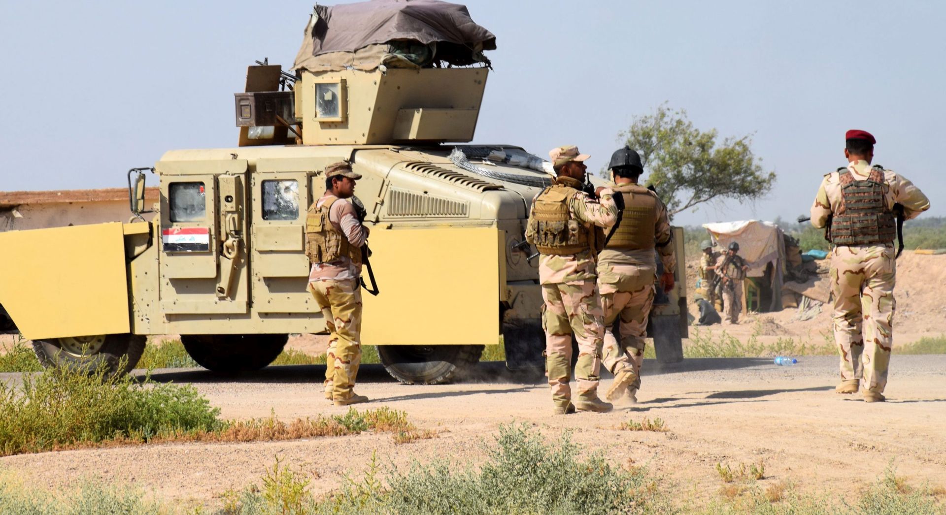 epa05325676 Iraqi soldiers take up position during a military operation southwest of Fallujah city, western Iraq, 23 May 2016. The Iraqi Army on 23 May began an offensive to liberate the city of Fallujah, located around 50 kilometers east of Baghdad in the western province of Al Anbar, from the hands of the Islamic State (IS).  EPA/NAWRAS AAMER