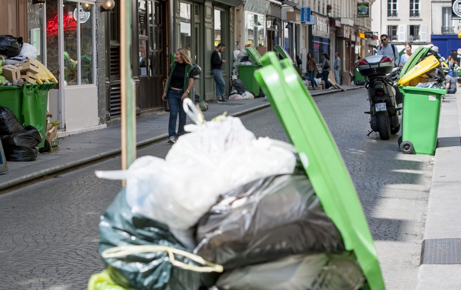 epa05352826 Garbage cans pile up in a street during a sanitation workers' strike on the eve of the UEFA EURO 2016 opening, in Paris, France, 09 June 2016.  EPA/JEREMY LEMPIN