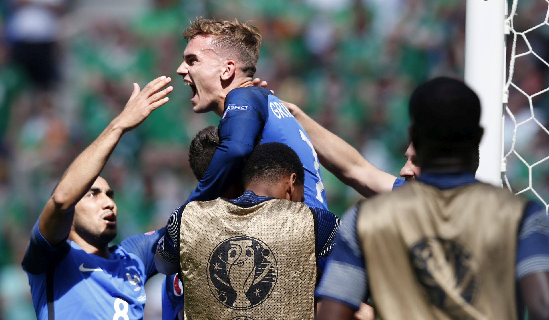 epa05392200 Antoine Griezmann (up) of France celebrates scoring the 2-1 lead during the UEFA EURO 2016 round of 16 match between France and Ireland at Stade de Lyon in Lyon, France, 26 June 2016.

(RESTRICTIONS APPLY: For editorial news reporting purposes only. Not used for commercial or marketing purposes without prior written approval of UEFA. Images must appear as still images and must not emulate match action video footage. Photographs published in online publications (whether via the Internet or otherwise) shall have an interval of at least 20 seconds between the posting.)  EPA/YURI KOCHETKOV   EDITORIAL USE ONLY