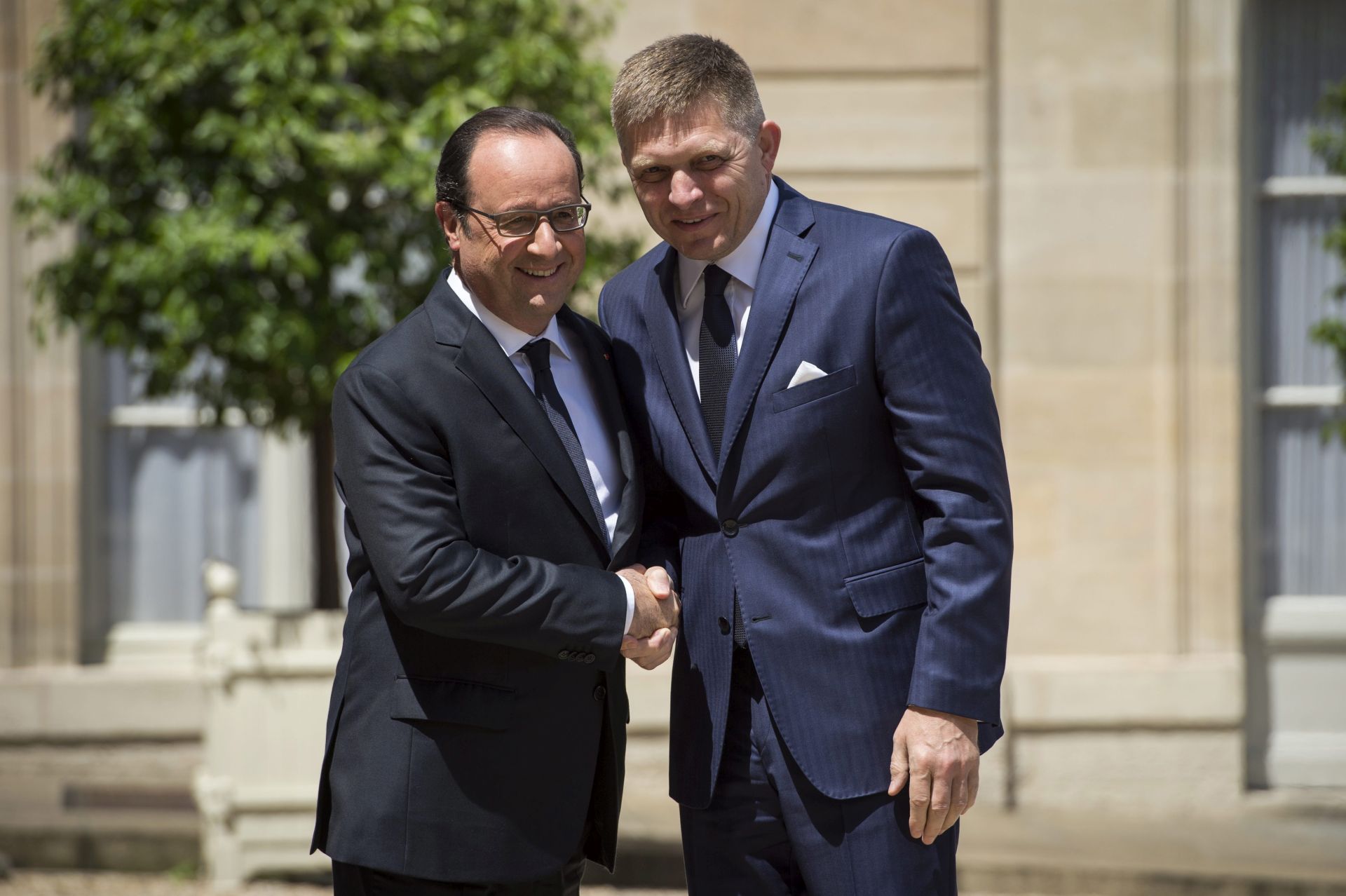 epa05383109 French President Francois Hollande (L) greets Slovak Prime Minister Robert Fico (R) prior to their meeting at the Elysee Palace in Paris, France, 22 June 2016.  EPA/JEREMY LEMPIN