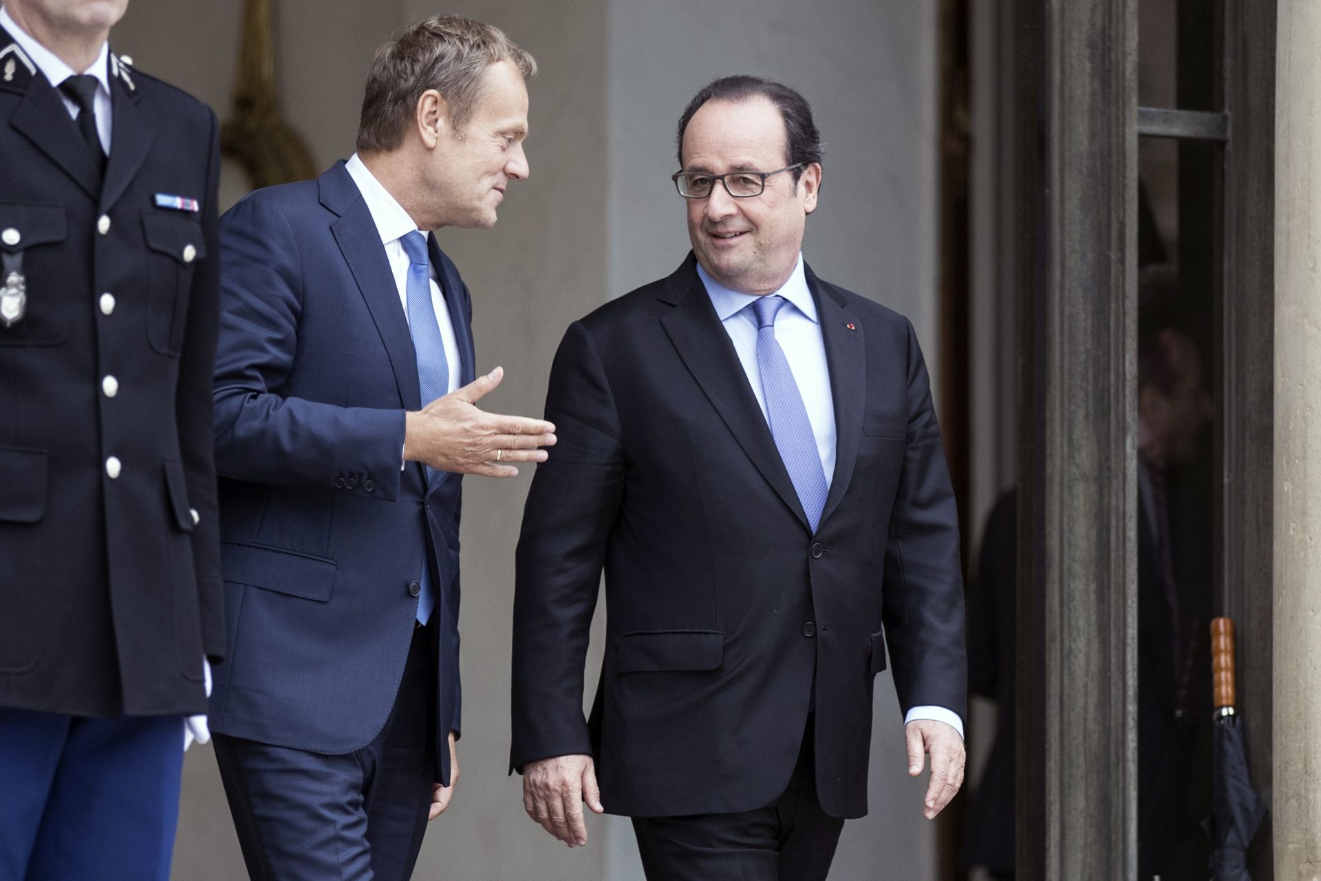epa05393916 French President Francois Hollande (R) escorts European Council president Donald Tusk (L) after a meeting at the Elysee Palace in Paris, France, 27 June 2016. French President Francois Hollande will meet with Italian Prime Minister Mateo Renzi and German Chancellor Angela Merkel later this afternoon in Berlin to discuss their positions in the aftermath of the British EU referendum. Britons in a referendum on 23 June have voted by a narrow margin to leave the European Union (EU).  EPA/ETIENNE LAURENT