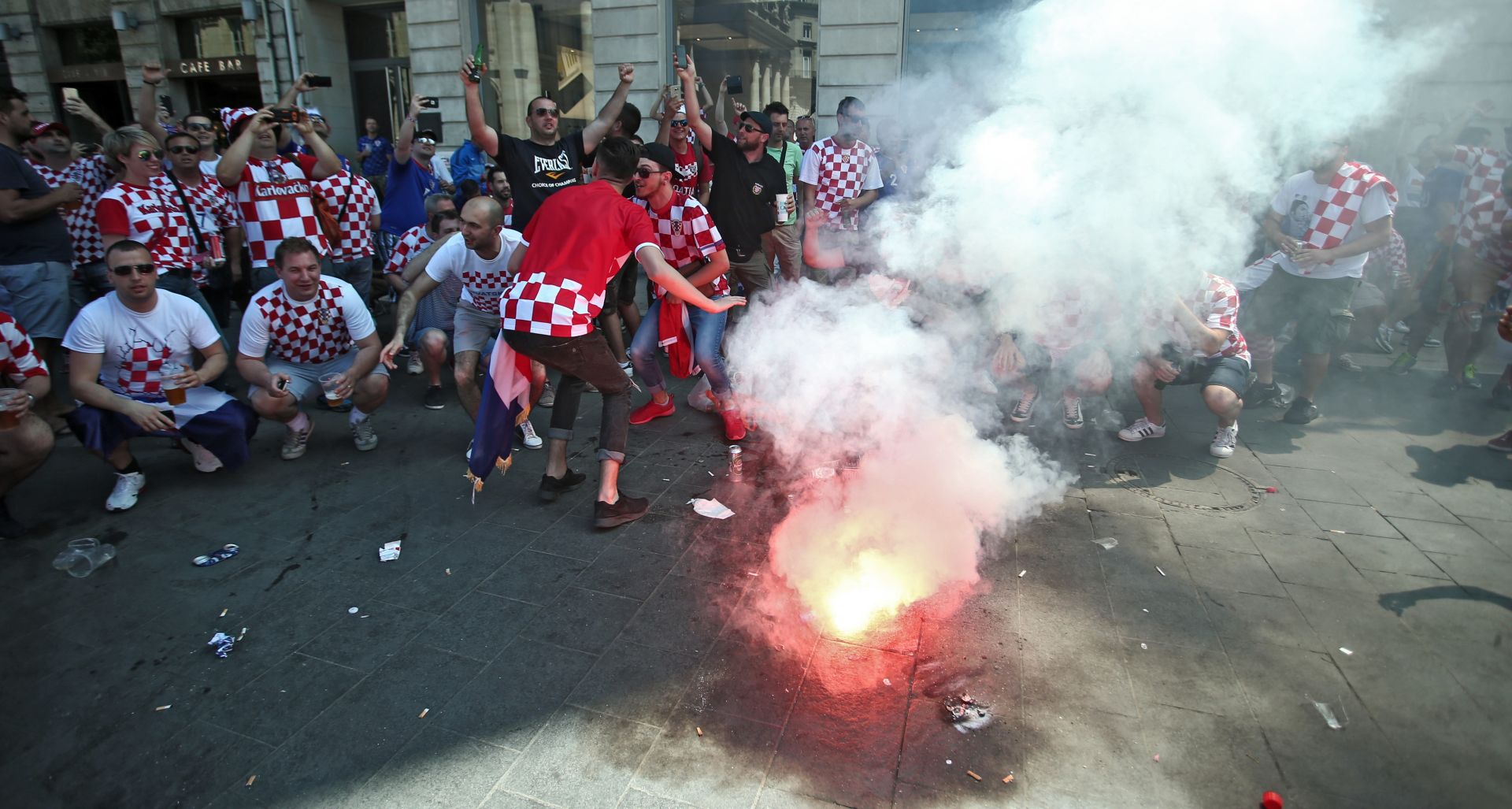ODLIČNA ATMOSFERA U BORDEAUXU: UEFA na utakmicu poslala svog prvog “sigurnjaka”