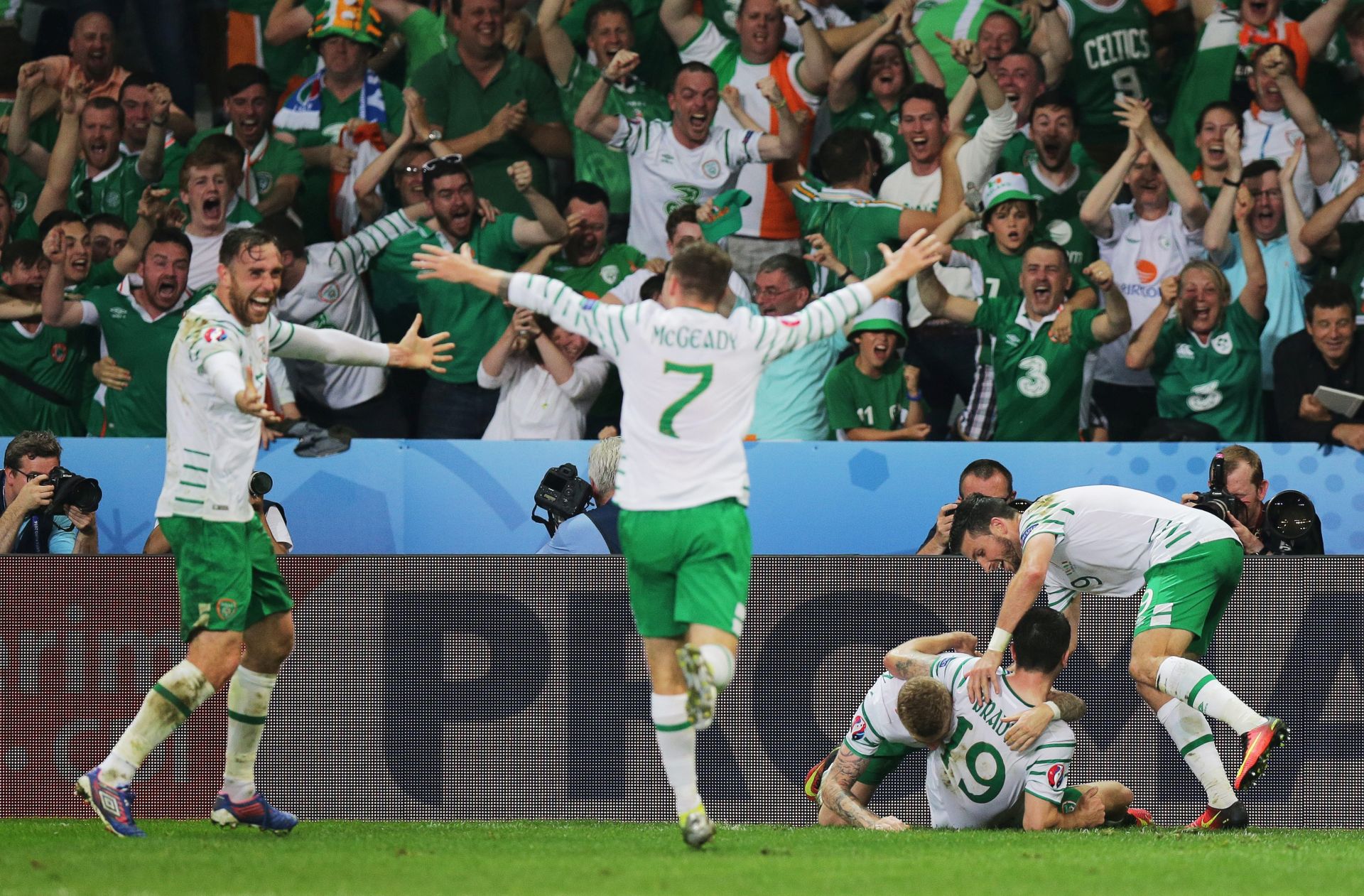 epa05384898 Ireland players celebrate after Robbie Brady (no.19) scored the 1-0 during the UEFA EURO 2016 group E preliminary round match between Italy and Ireland at Stade Pierre Mauroy in Lille Metropole, France, 22 June 2016.

(RESTRICTIONS APPLY: For editorial news reporting purposes only. Not used for commercial or marketing purposes without prior written approval of UEFA. Images must appear as still images and must not emulate match action video footage. Photographs published in online publications (whether via the Internet or otherwise) shall have an interval of at least 20 seconds between the posting.)  EPA/MOHAMED MESSARA   EDITORIAL USE ONLY