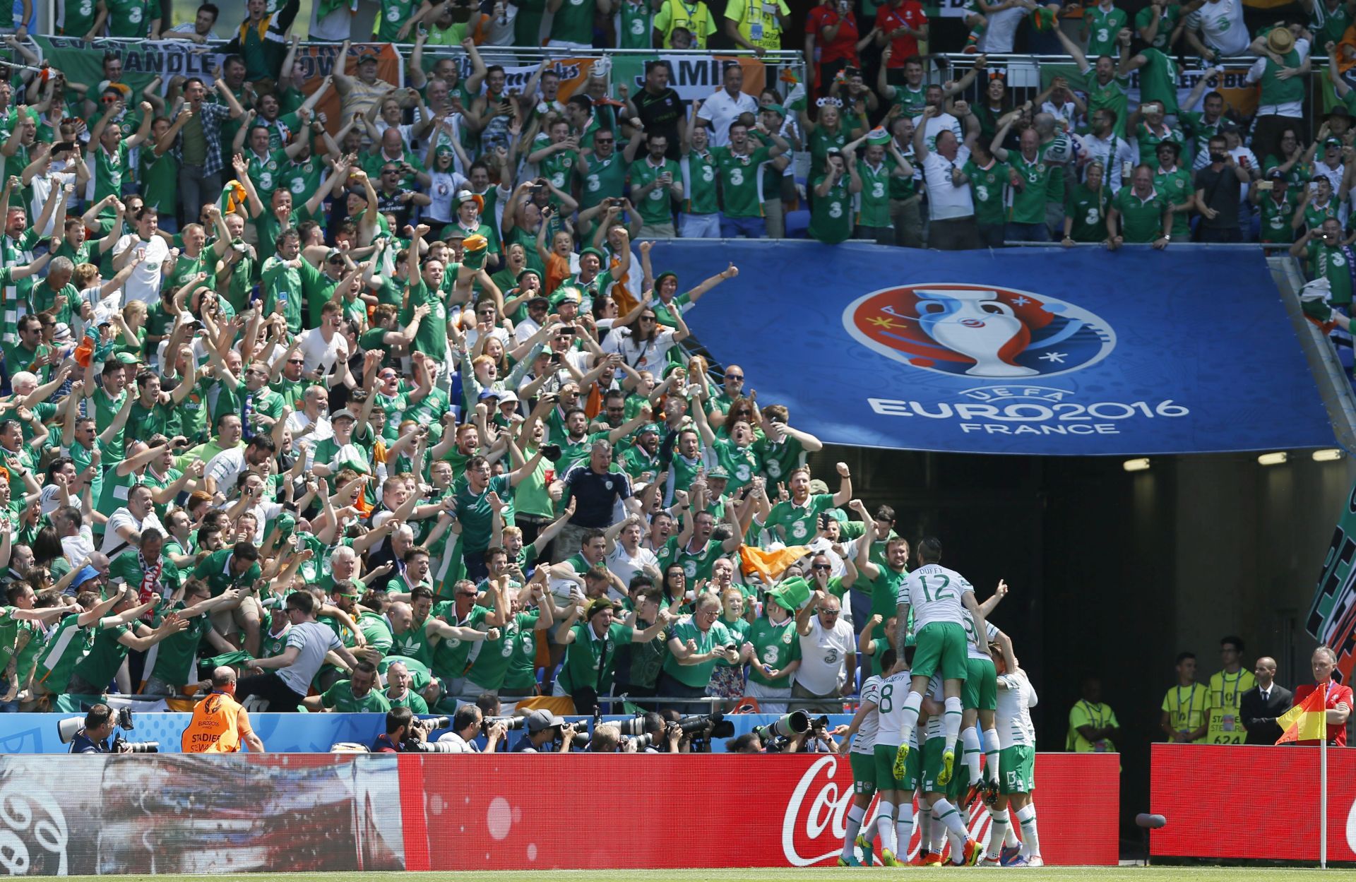 epa05391938 Irish players celebrate the 1-0 lead during the UEFA EURO 2016 round of 16 match between France and Ireland at Stade de Lyon in Lyon, France, 26 June 2016.

(RESTRICTIONS APPLY: For editorial news reporting purposes only. Not used for commercial or marketing purposes without prior written approval of UEFA. Images must appear as still images and must not emulate match action video footage. Photographs published in online publications (whether via the Internet or otherwise) shall have an interval of at least 20 seconds between the posting.)  EPA/ROBERT GHEMENT   EDITORIAL USE ONLY