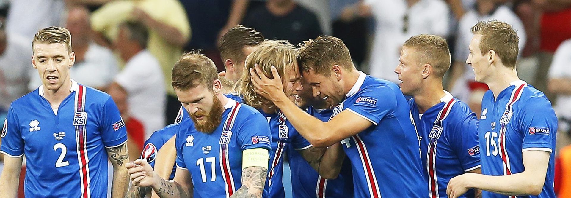 epa05395183 Players of Iceland celebrate their 2-1 lead during the UEFA EURO 2016 round of 16 match between England and Iceland at Stade de Nice in Nice, France, 27 June 2016.

(RESTRICTIONS APPLY: For editorial news reporting purposes only. Not used for commercial or marketing purposes without prior written approval of UEFA. Images must appear as still images and must not emulate match action video footage. Photographs published in online publications (whether via the Internet or otherwise) shall have an interval of at least 20 seconds between the posting.)  EPA/SEBASTIEN NOGIER   EDITORIAL USE ONLY