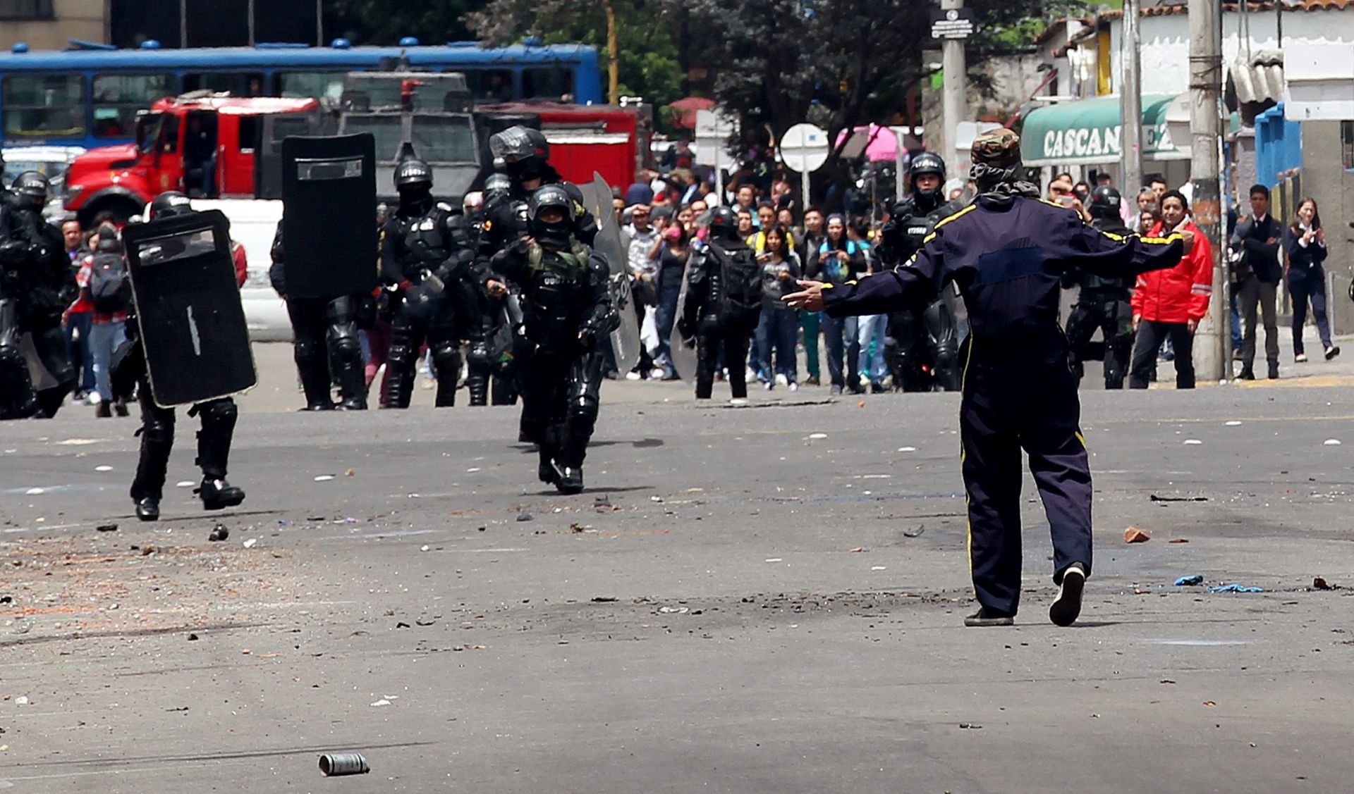 epa05344871 Students clash with Colombian anti-riot police following a demonstration where students marched supporting the agrarian and teacher's strike in Bogota, Colombia, 03 June 2016.  EPA/Leonardo Munoz