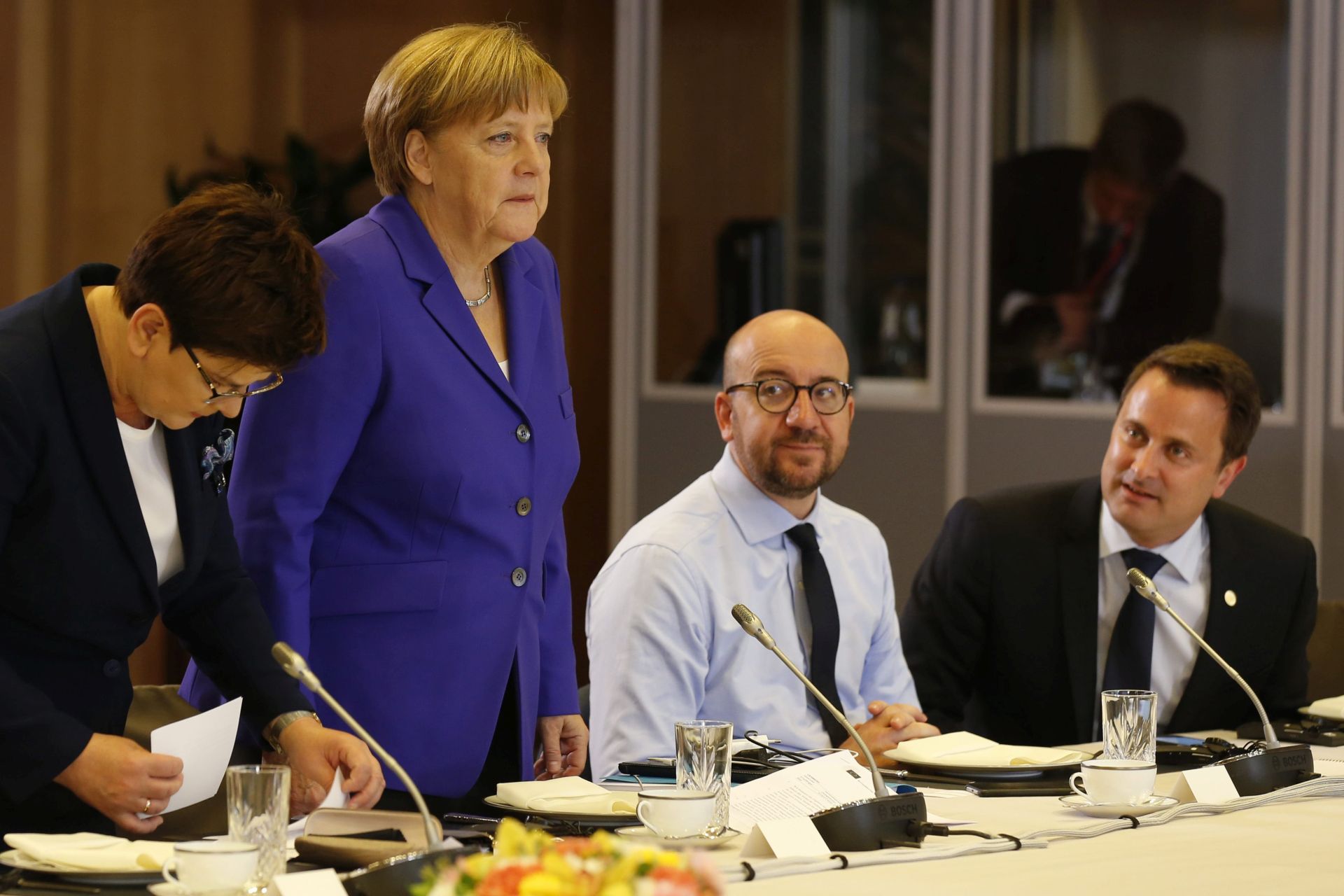 epa05397265 (L-R) Polish Prime Minister Beata Szydlo, German Chancellor Angela Merkel, Belgium Prime Minister Charles Michel and Luxembourg Prime Minister Xavier Bettel, prepare for the start of the second day of the European Council meeting in Brussels, Belgium, 29 June 2016. EU leaders met on 28 June for the first time since the British referendum, in which 51.9 percent voted to leave the European Union.  EPA/PASCAL ROSSIGNOL / POOL