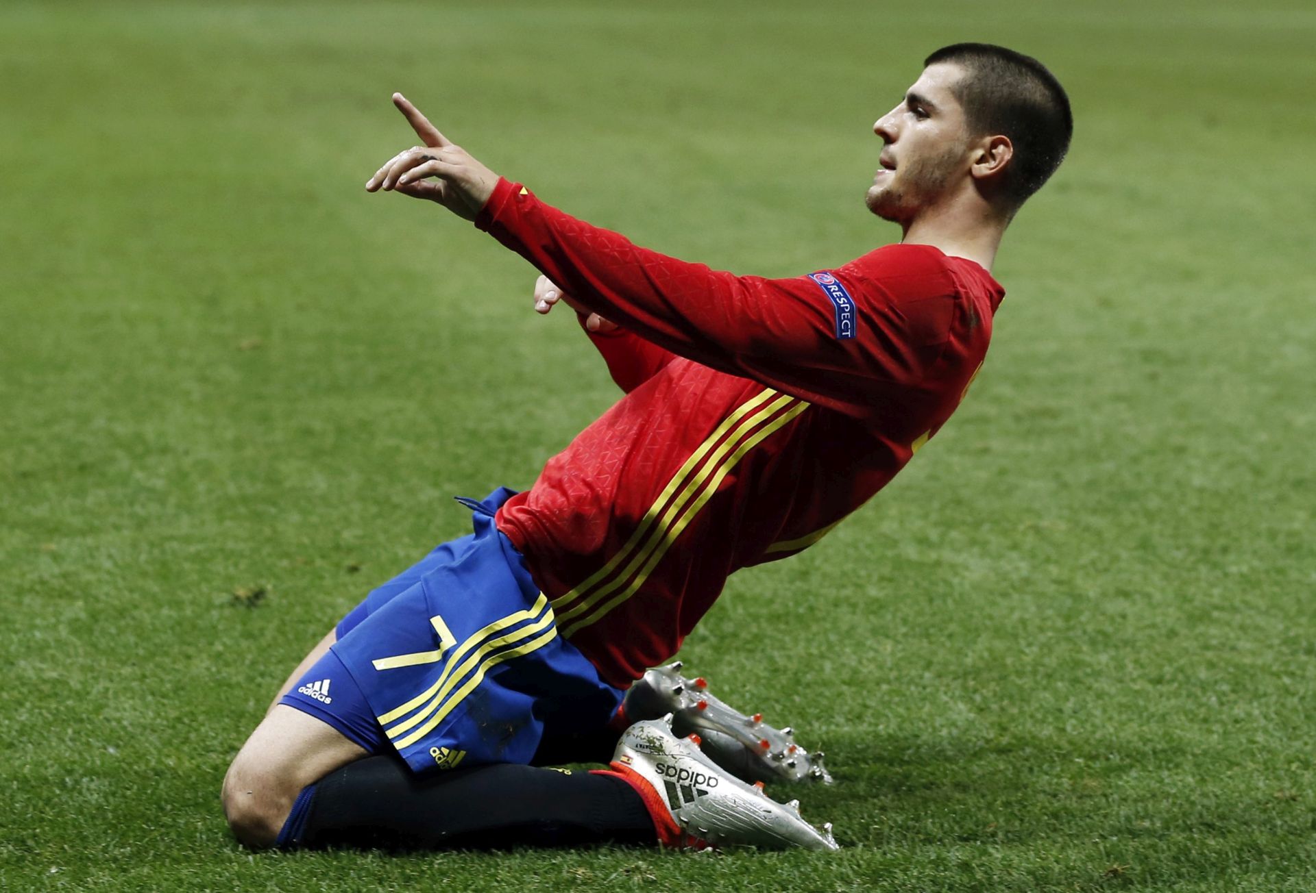 epa05373701 Alvaro Morata of Spain celebrates after scoring the 1-0 goal during the UEFA EURO 2016 group D preliminary round match between Spain and Turkey at Stade de Nice in Nice, France, 17 June 2016.

(RESTRICTIONS APPLY: For editorial news reporting purposes only. Not used for commercial or marketing purposes without prior written approval of UEFA. Images must appear as still images and must not emulate match action video footage. Photographs published in online publications (whether via the Internet or otherwise) shall have an interval of at least 20 seconds between the posting.)  EPA/TOLGA BOZOGLU   EDITORIAL USE ONLY