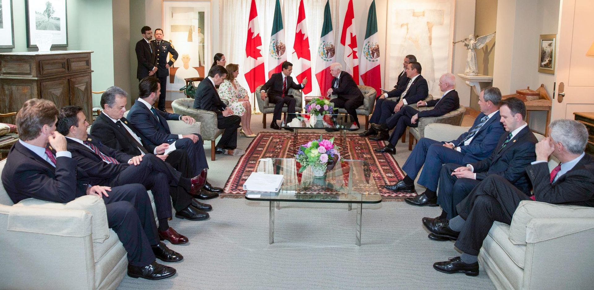 epa05395533 A handout picture made available by the Mexican Presidency shows Mexico's President Enrique Pena Nieto (C-L) talking to Governor General of Canada David Johnston (C-R) during a meeting in Quebec, Canada, 27 June 2016. Pena Nieto is on his first official visit to Canada aimed to improve commerce and bilateral relationships between the countries.  EPA/MEXICO PRESIDENCY  HANDOUT EDITORIAL USE ONLY/NO SALES