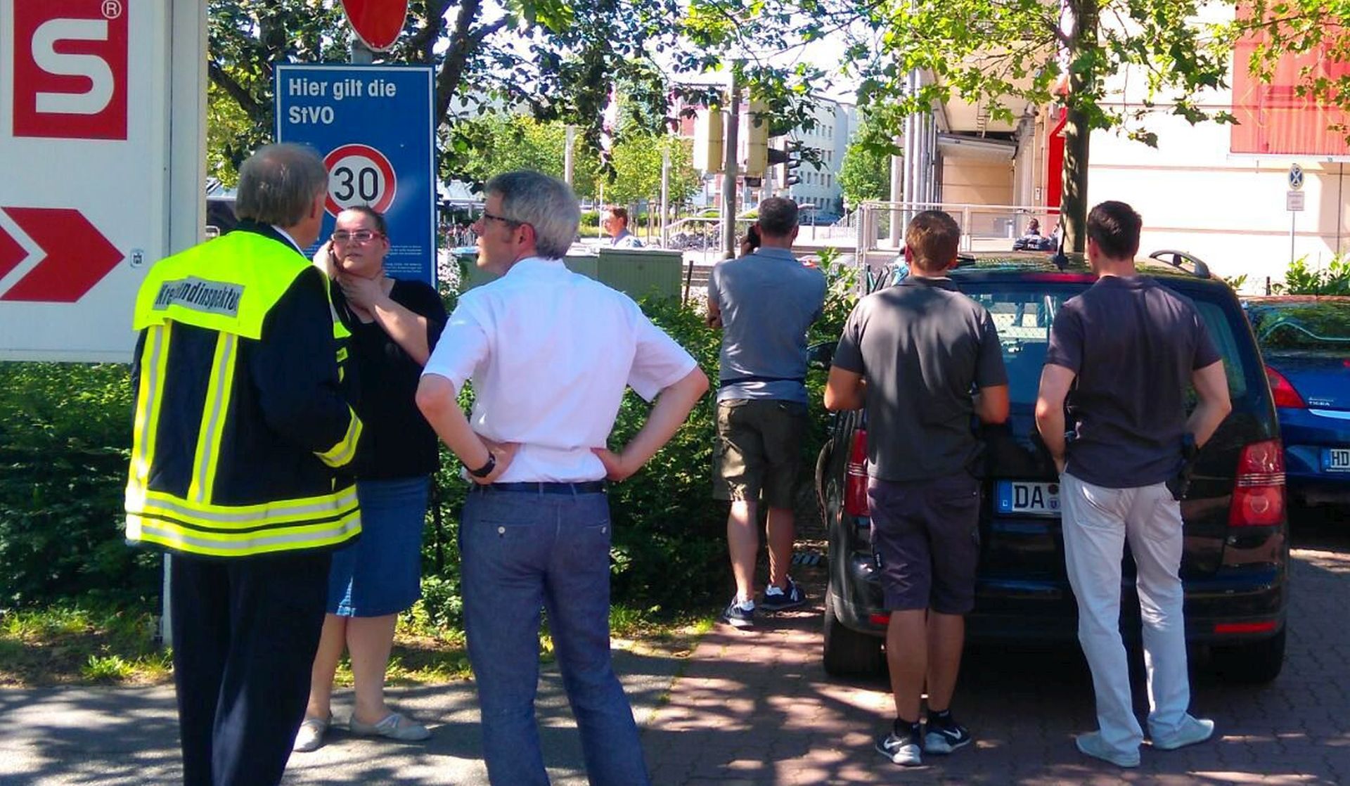 epa05386058 Police and passers by stand near to a cinema, in which an armed gunman was reported to have barricaded himself, in Vierheim, Germnay, 23 June 2016. Media reports cited the Interior minister of the state of Hesse, Peter Beuth, as saying that the attacker was killed. Special police forces (SEK) earlier had stormed the cinema in which the man was reported to have shot into the air. Several dozens of visitors of the cinema reportedly were injured by irtritant gas used by the police.  EPA/Einsatzreport Suedhessen
