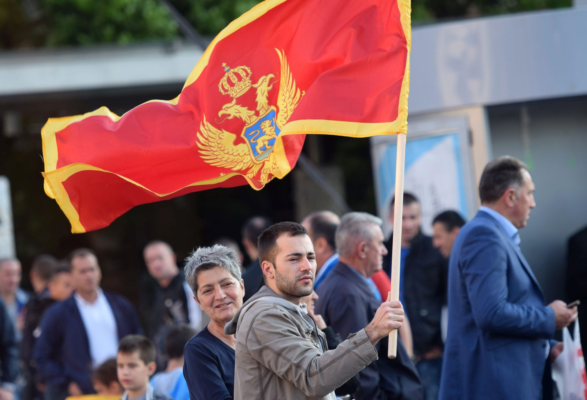 epa05321914 A man holds the Montenegrin flag at the Independence Square during the celebrations for the country's 10th anniversary of its Independence Day in Podgorica, Montenegro, 21 May 2016.  EPA/BORIS PEJOVIC