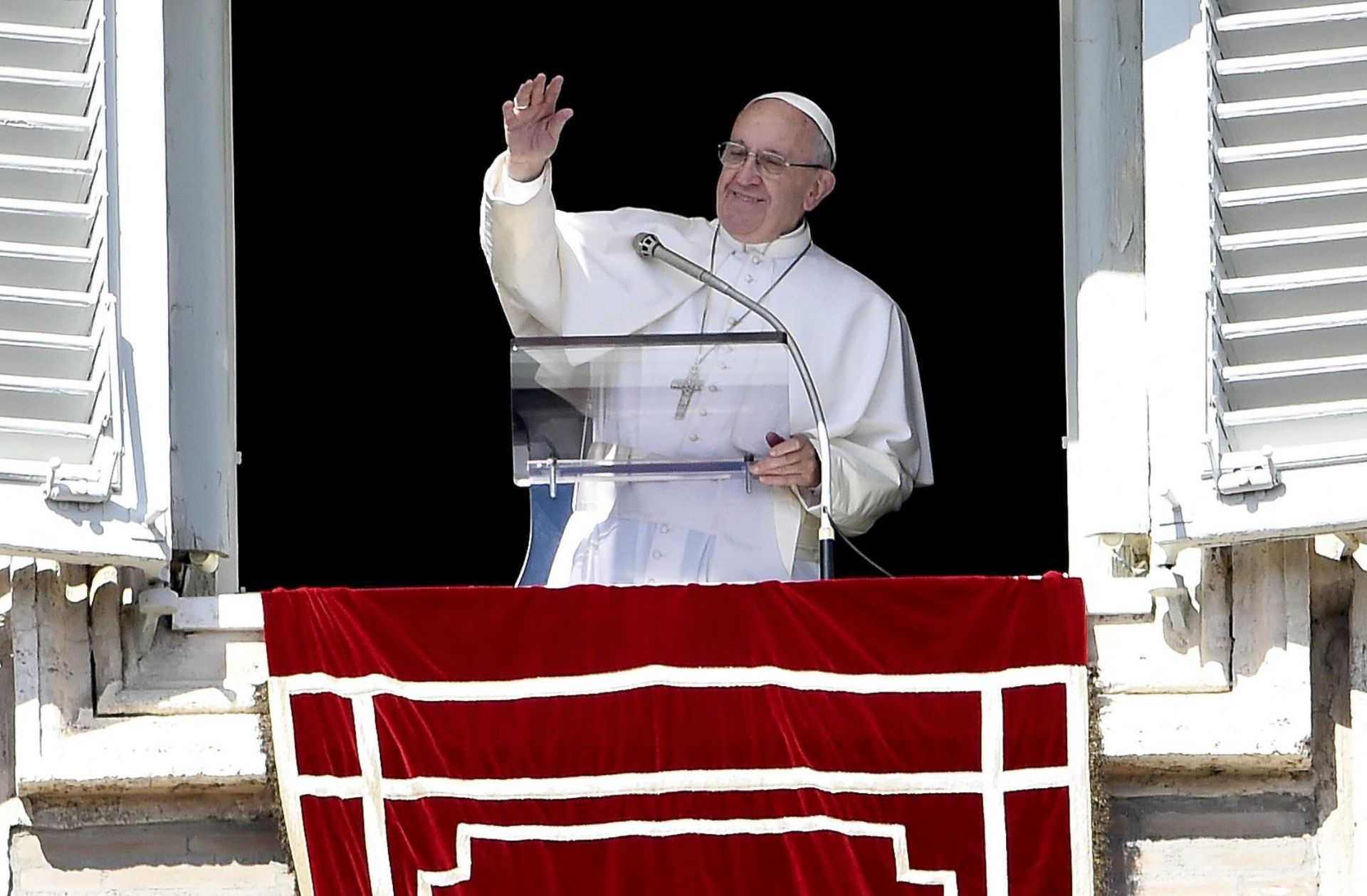 epa05197559 Pope Francis blesses the faithful during the Angelus, the traditional Sunday prayer Regina Coeli, in Saint Peter's Square, Vatican City, 06 March 2016.  EPA/CLAUDIO ONORATI