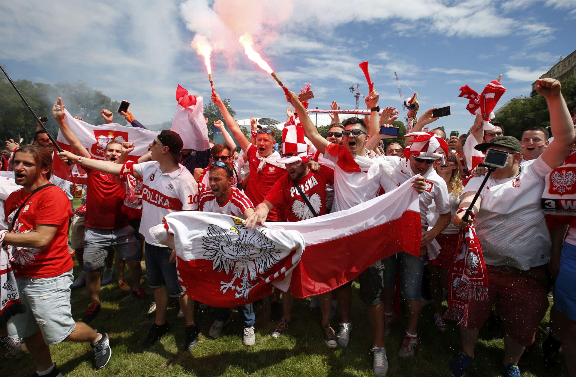 epa05381306 Supporters of Poland gather before the UEFA EURO 2016 group C preliminary round match between Ukraine and Poland at Stade Velodrome in Marseille, France, 21 June 2016.  EPA/GUILLAUME HORCAJUELO